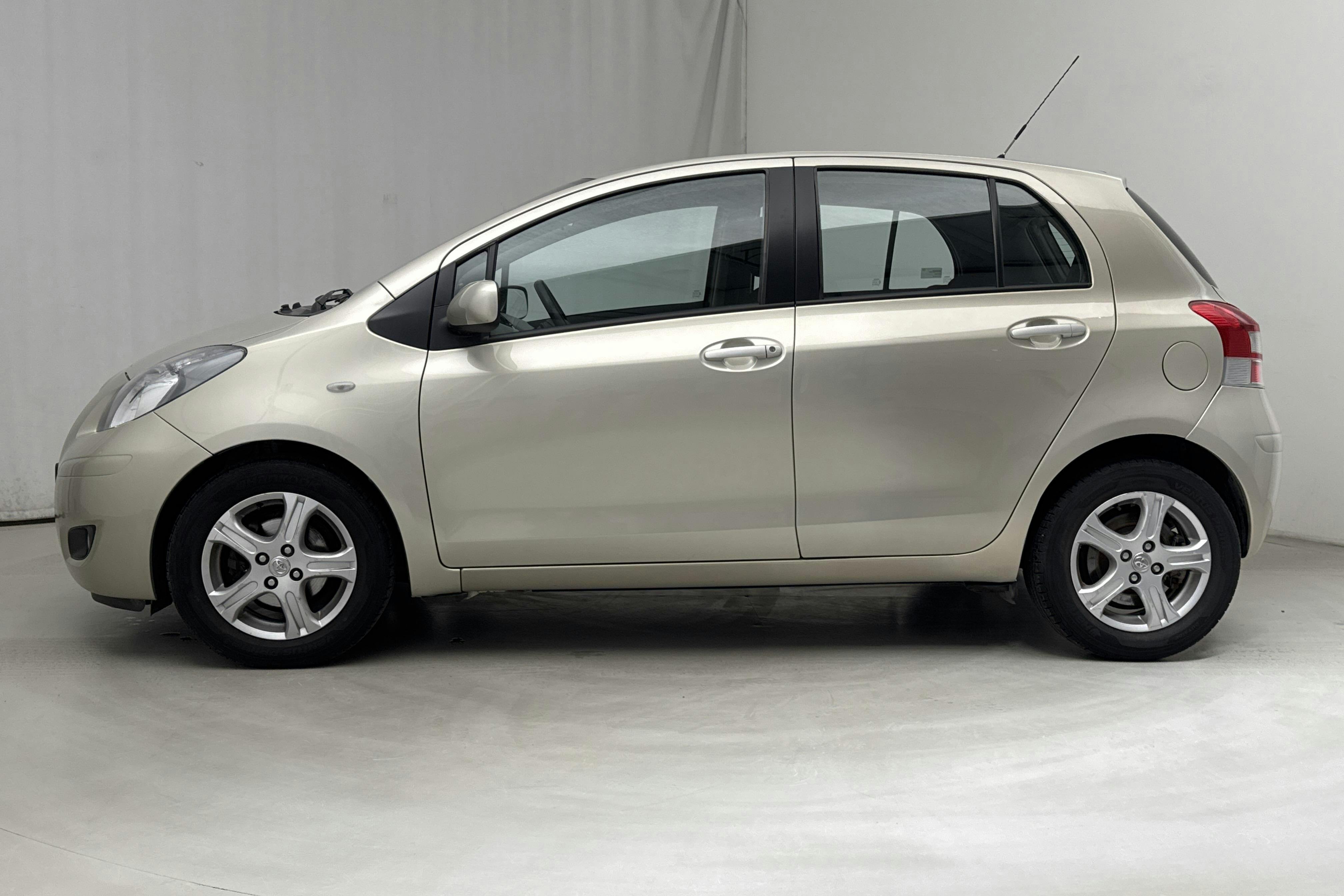 Toyota Yaris 1.33 5dr (100hk) - 79 020 km - Automatic - Light Brown - 2010