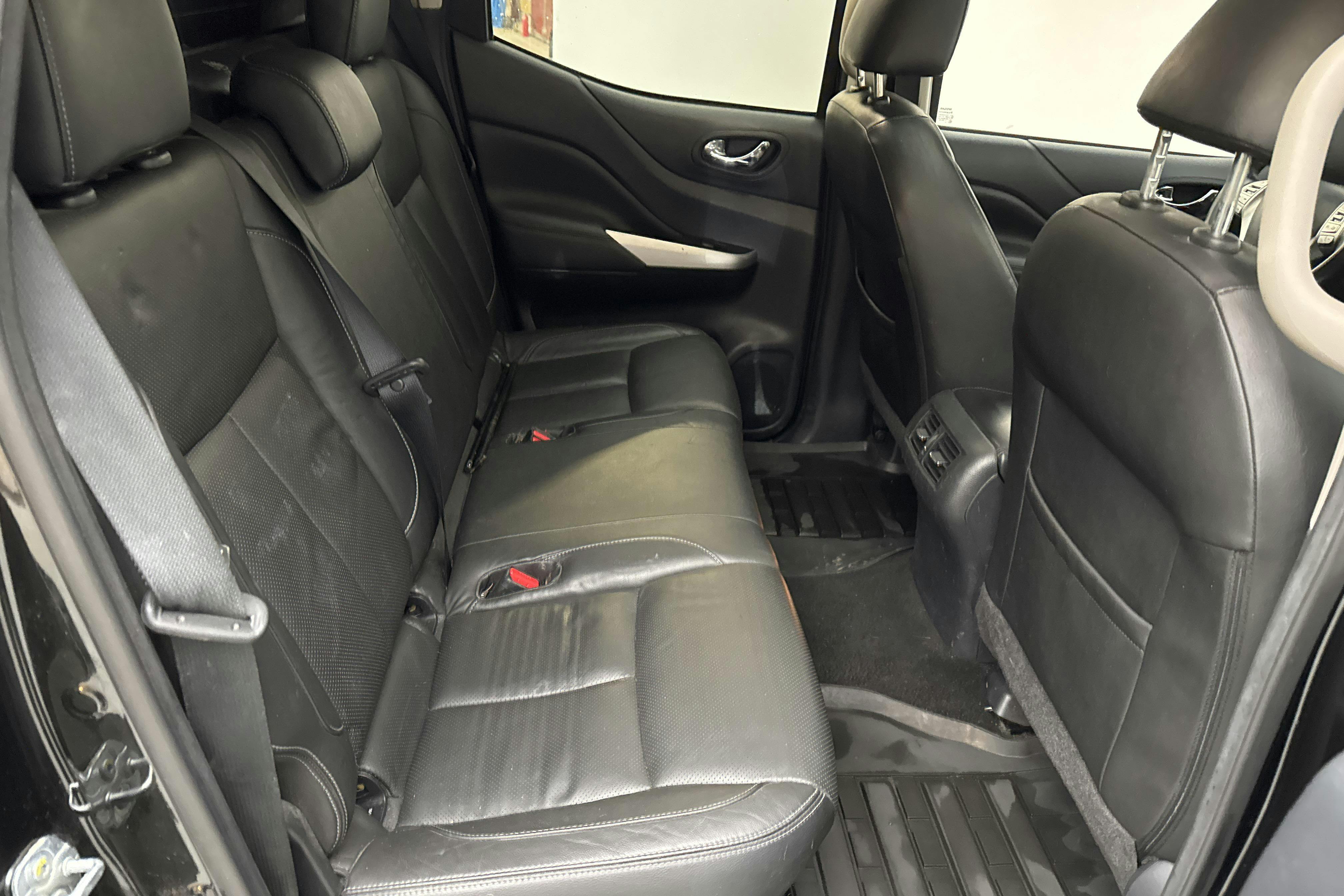 Nissan Navara 2.3 dCi 4x4 (190hk) - 312 920 km - Automatic - black - 2016