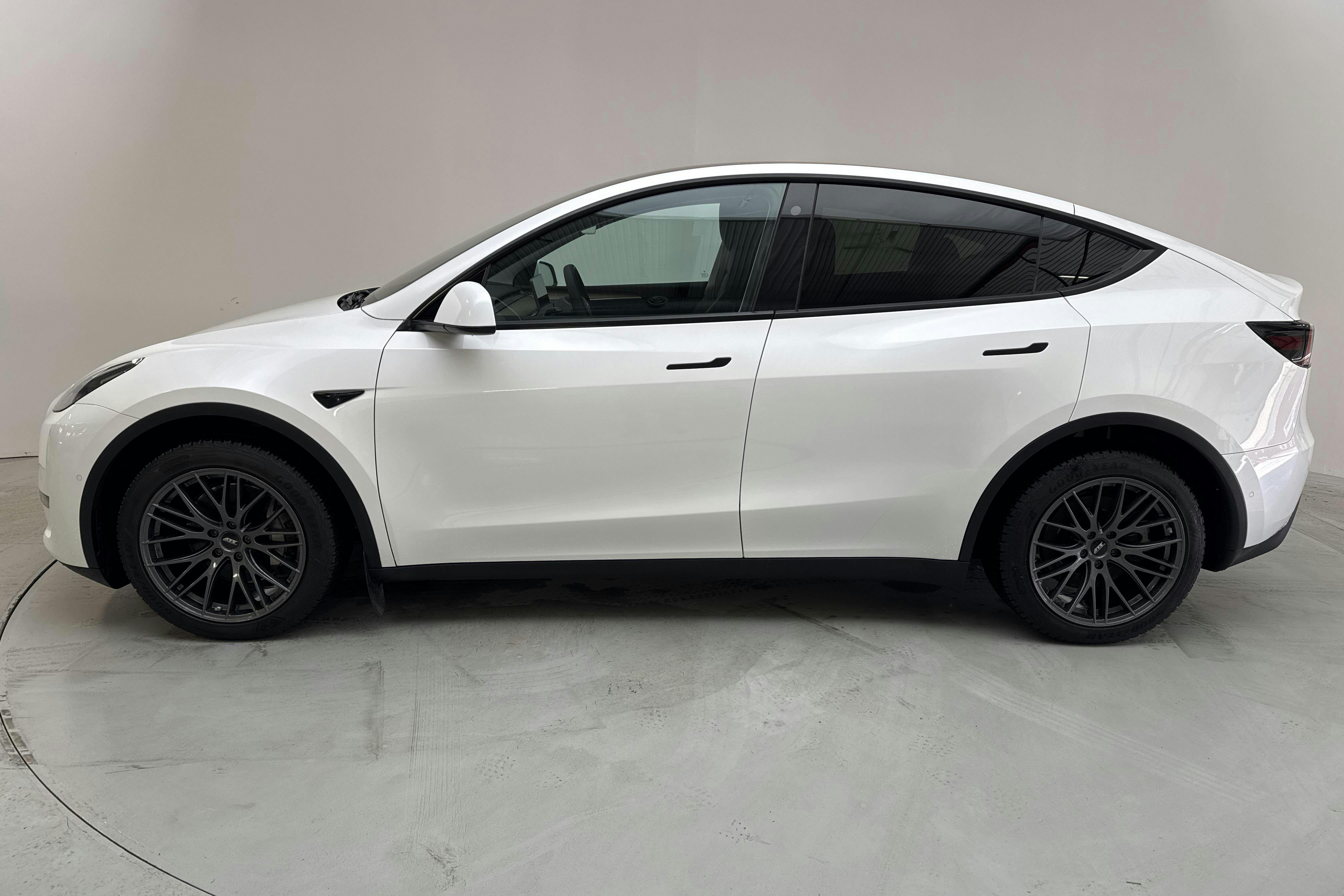 Tesla Model Y Long Range Dual Motor AWD - 114 890 km - Automatic - white - 2022