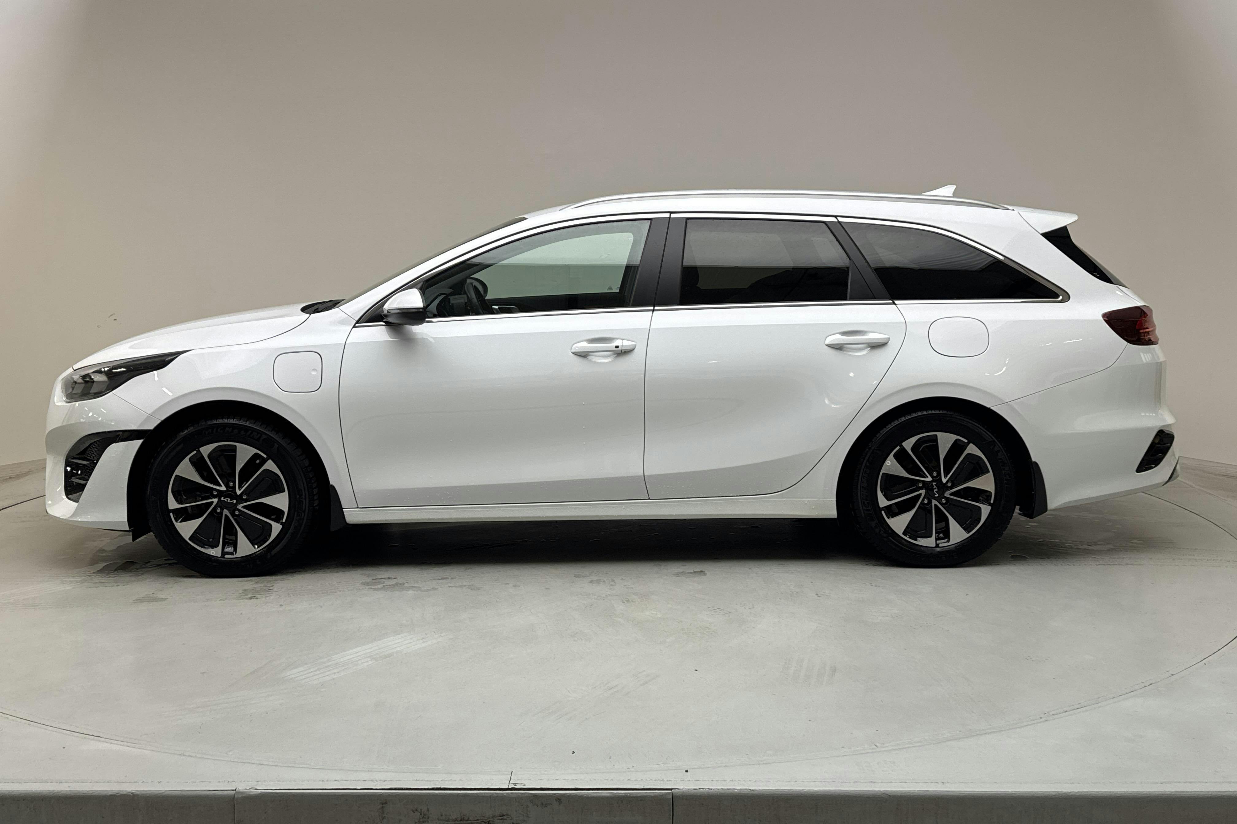 KIA Ceed 1.6 Plug-in Hybrid SW (141hk) - 26 580 km - Automaattinen - valkoinen - 2022
