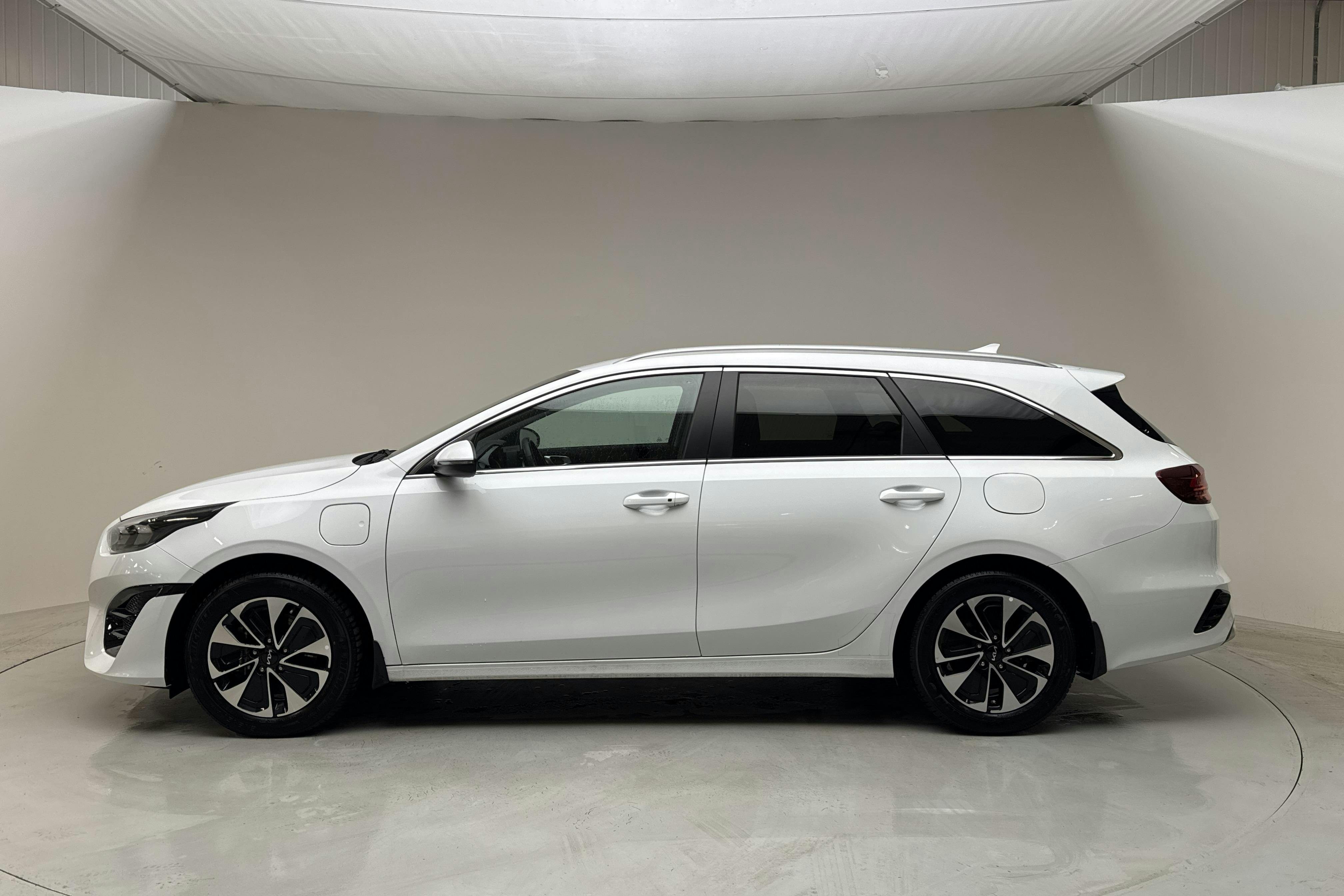 KIA Ceed 1.6 Plug-in Hybrid SW (141hk) - 17 130 km - Automaattinen - valkoinen - 2022