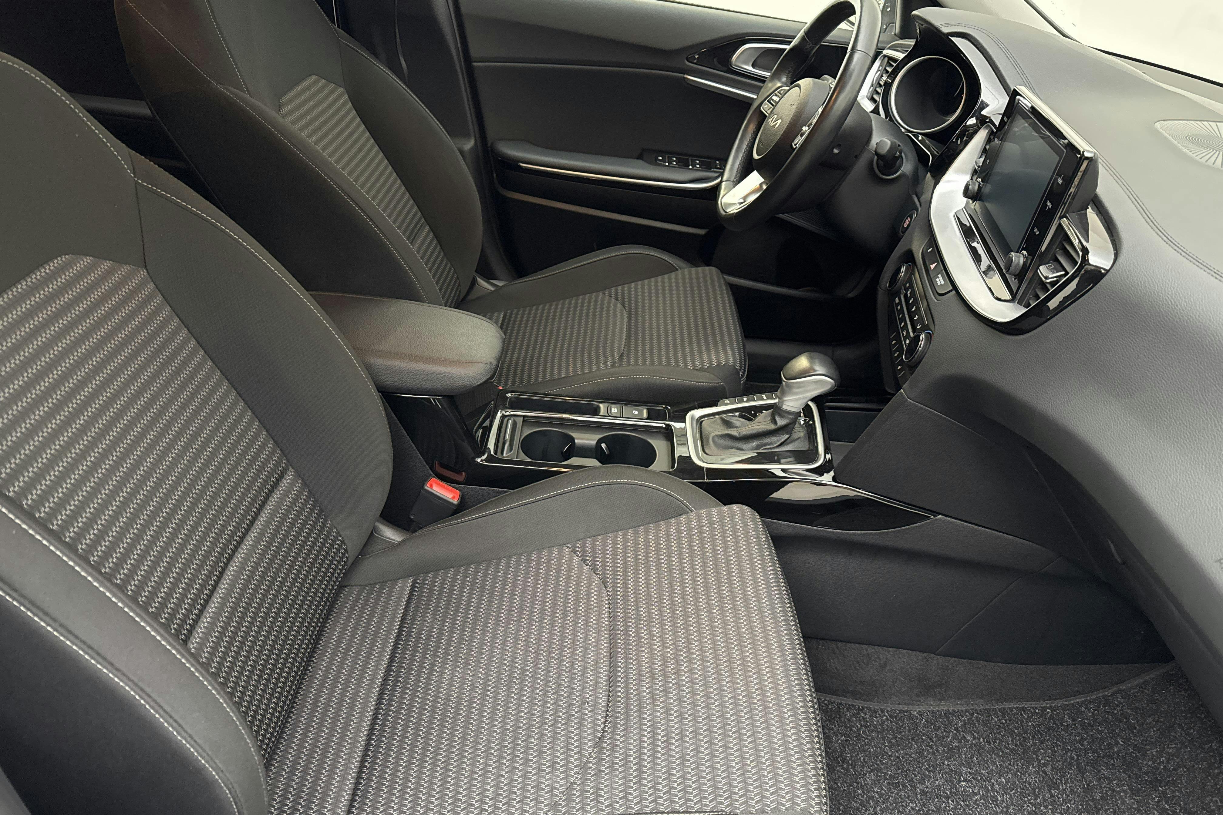 KIA Ceed 1.6 Plug-in Hybrid SW (141hk) - 17 130 km - Automaattinen - valkoinen - 2022