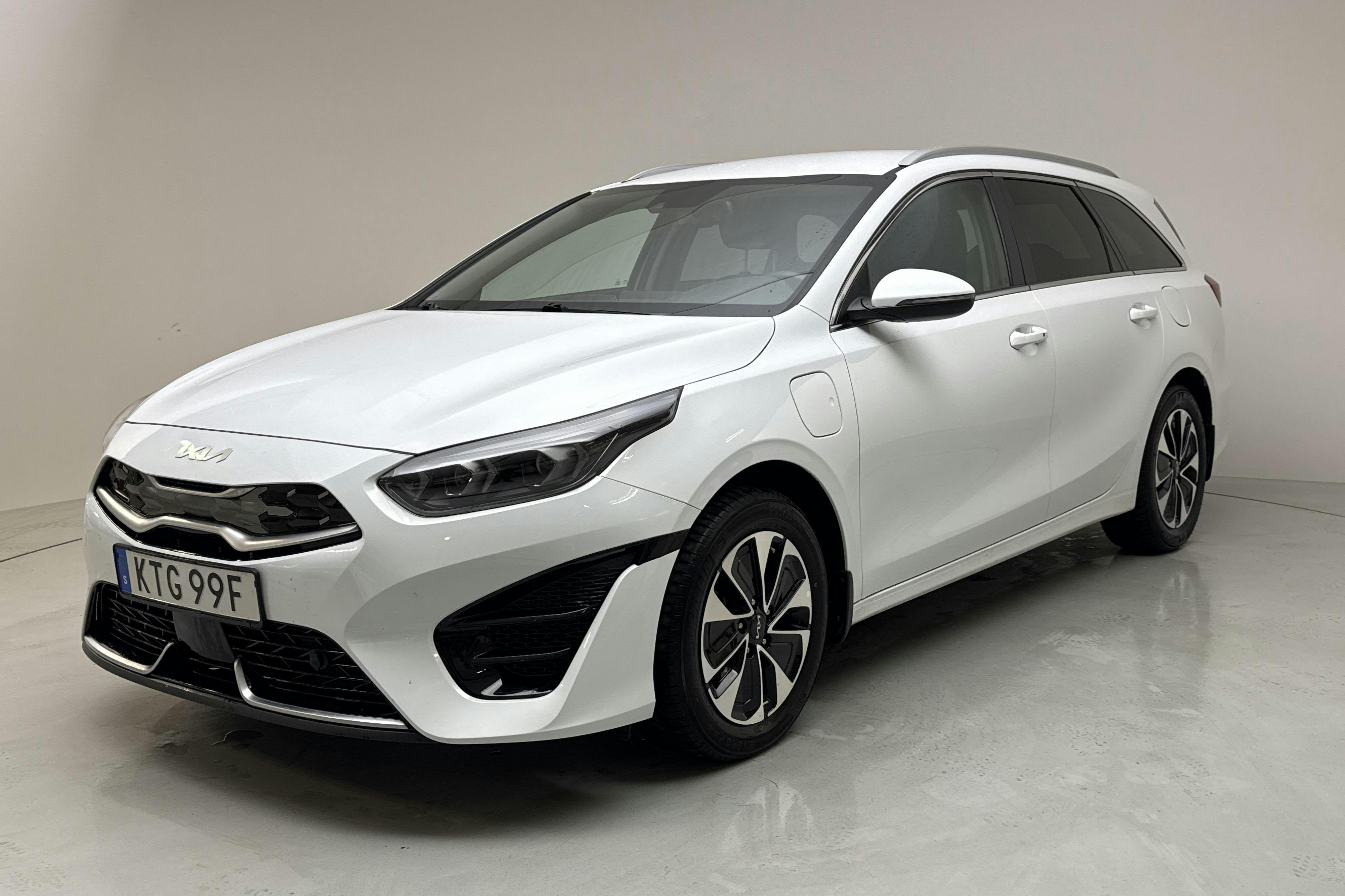 KIA Ceed 1.6 Plug-in Hybrid SW (141hk) - 17 130 km - Automaattinen - valkoinen - 2022