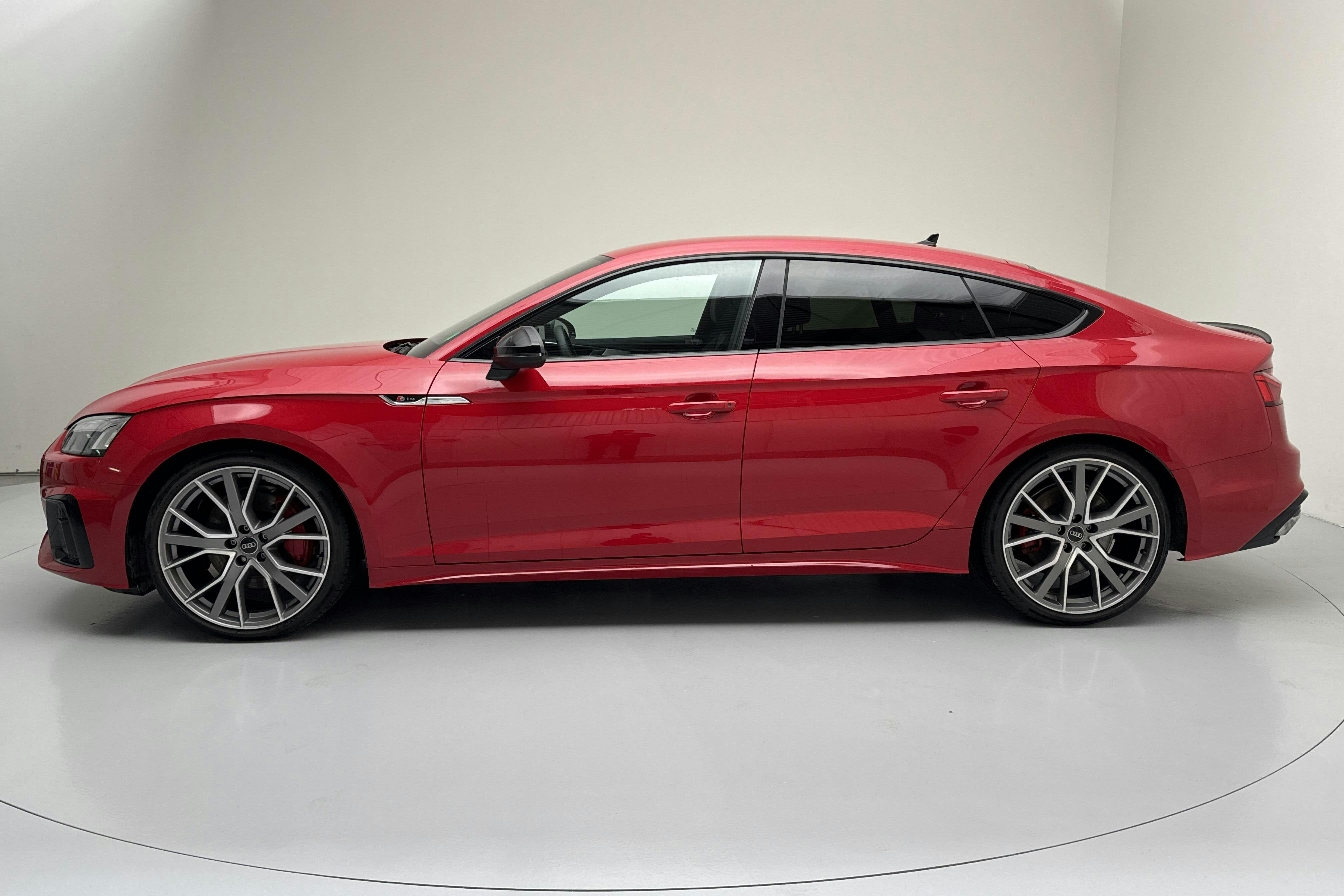 Audi A5 Sportback 45 TFSI quattro LCI (265hk) - 2 678 mil - Automat - röd - 2022