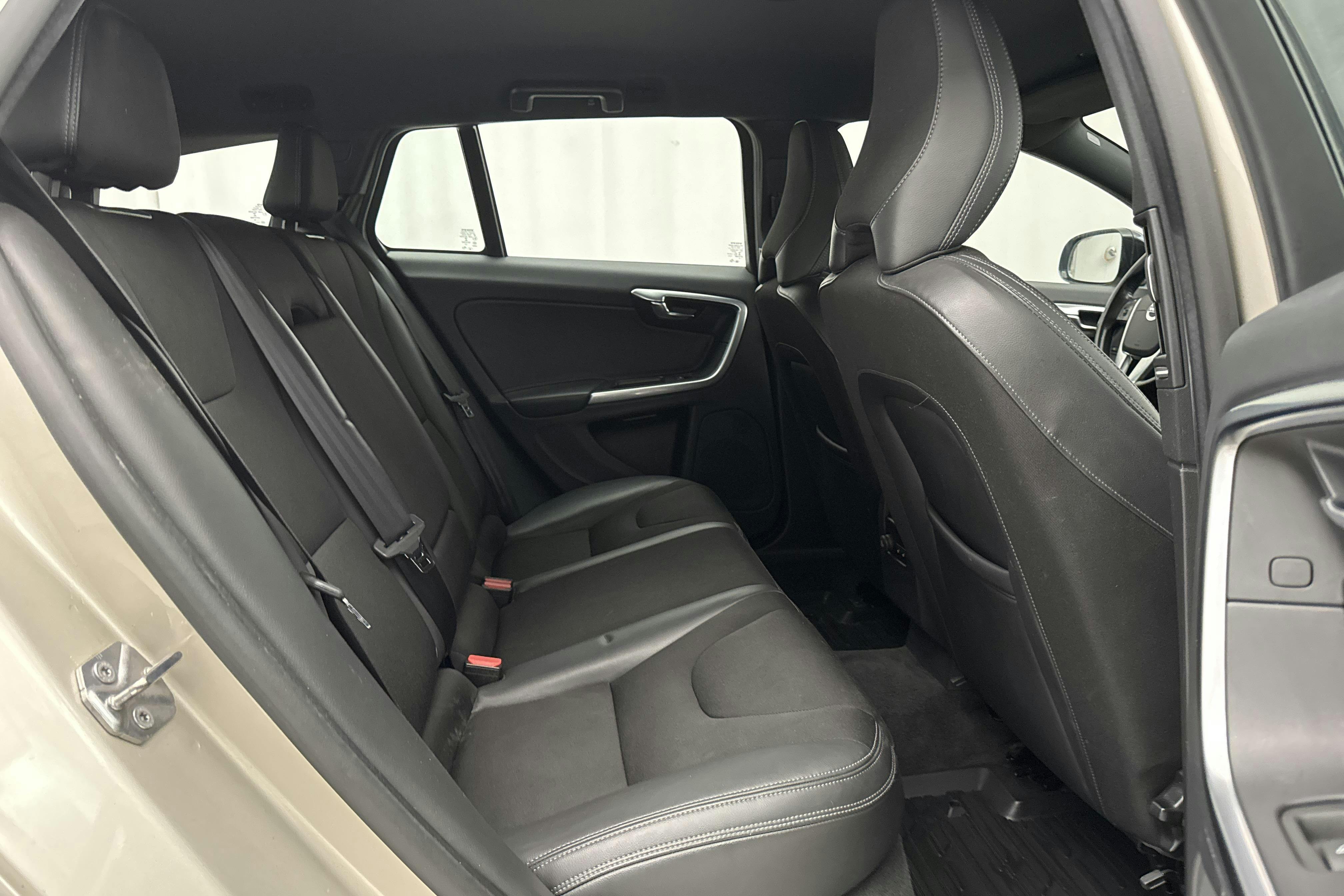 Volvo V60 D4 Cross Country AWD (190hk) - 168 270 km - Automaatne - Light Brown - 2017