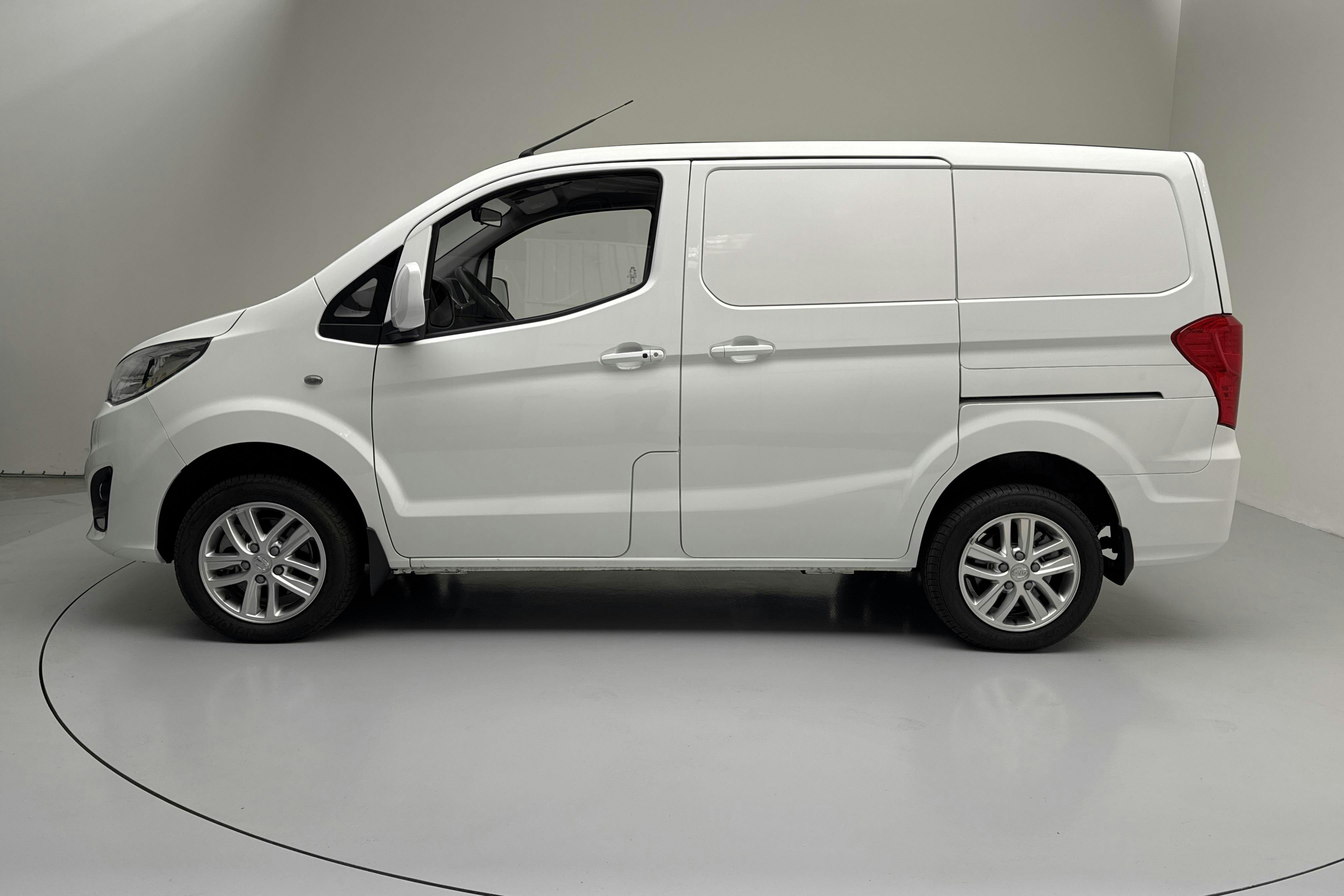BYD eTP3 45kWh (100hk) - 140 km - Automaatne - valge - 2022
