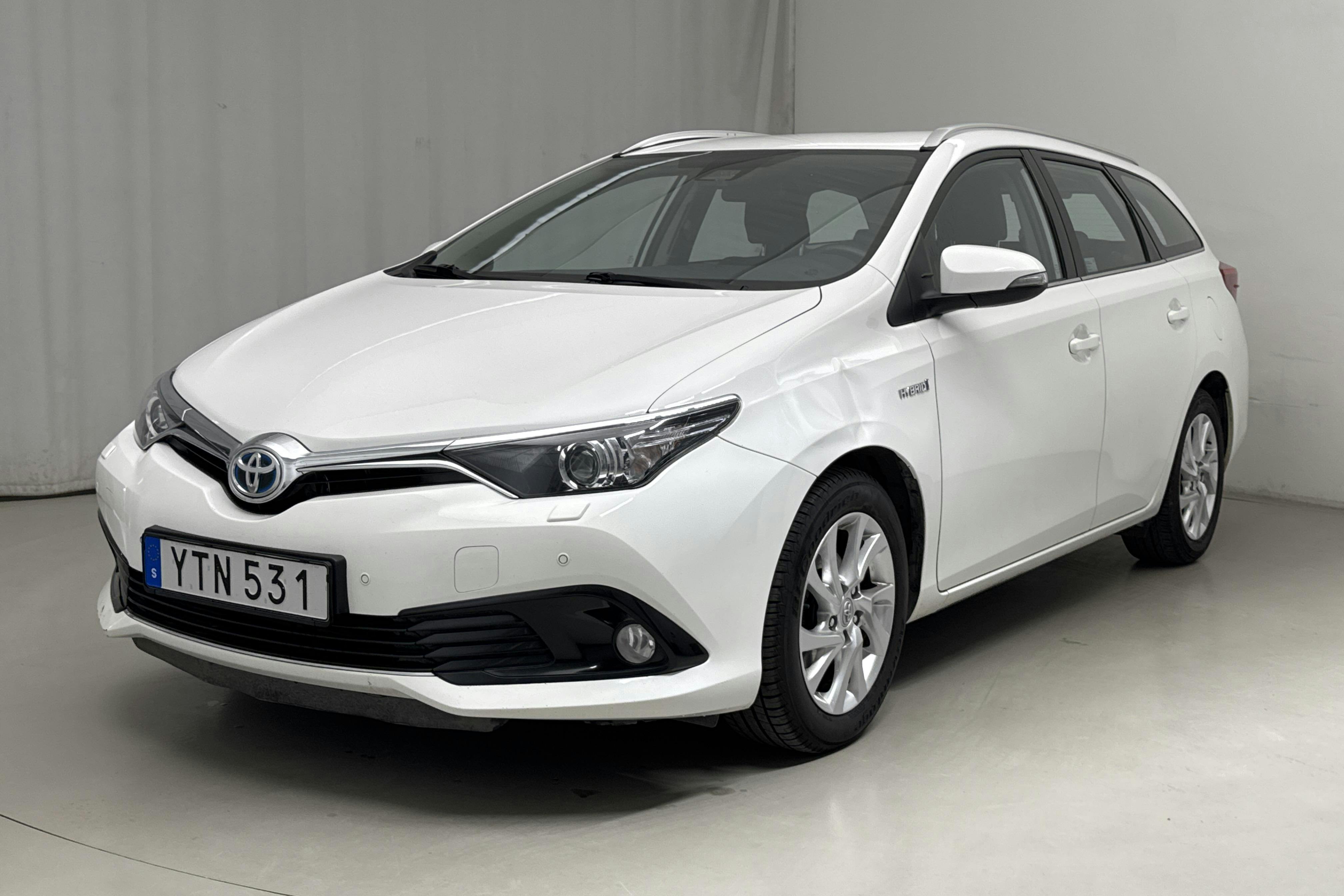 Toyota Auris 1.8 HSD Touring Sports (99hk) - 11 060 mil - Automat - vit - 2017