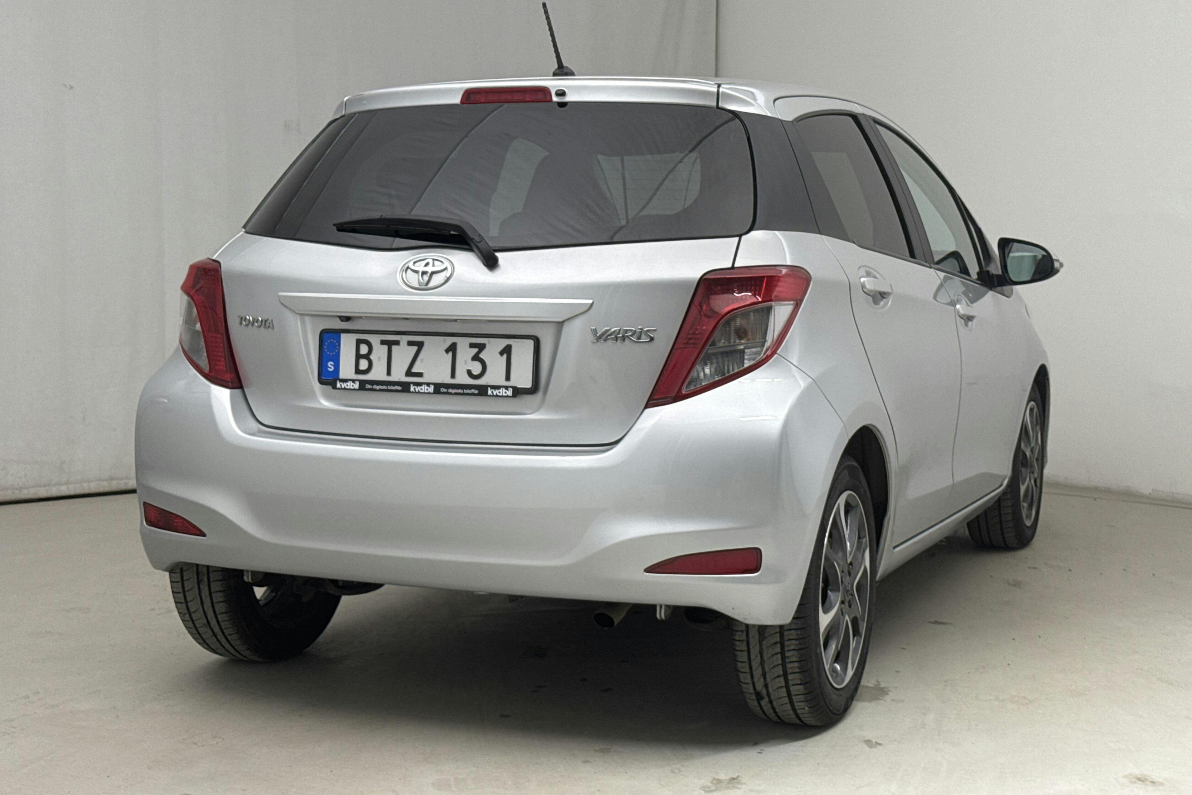 Toyota Yaris 1.33 5dr (100hk) - 12 880 mil - Automat - silver - 2014