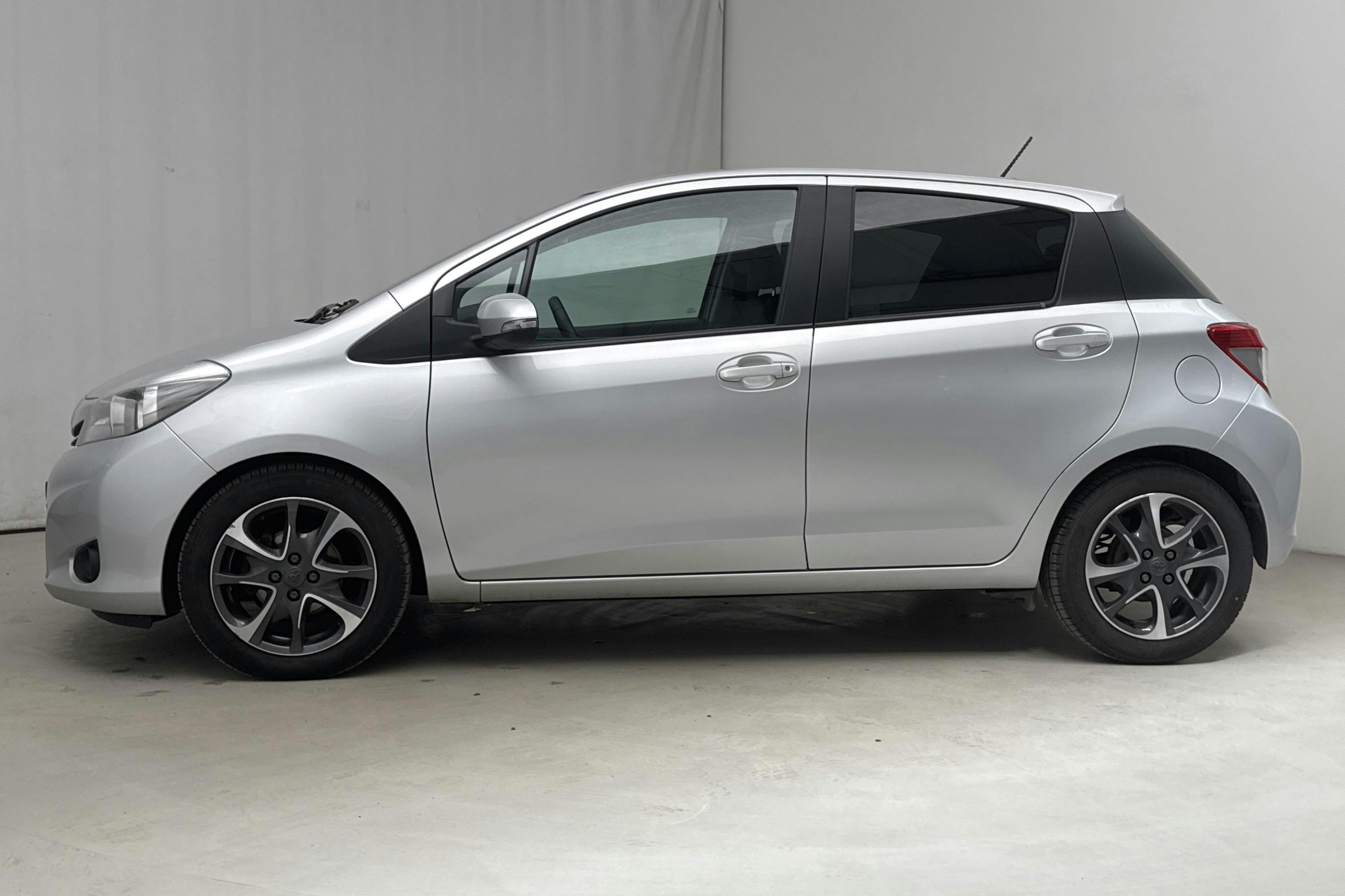 Toyota Yaris 1.33 5dr (100hk) - 12 880 mil - Automat - silver - 2014