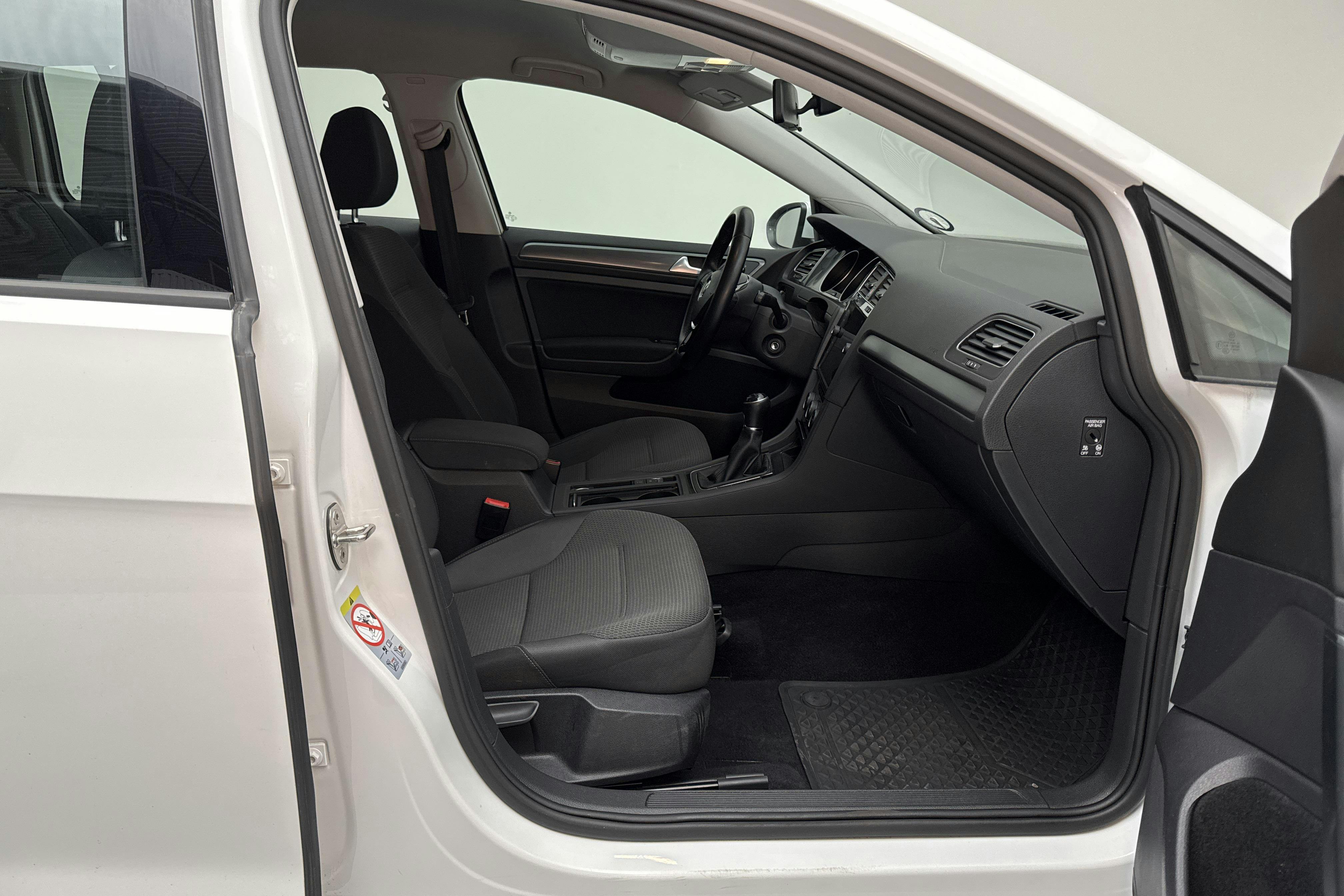 VW Golf VII 1.6 TDI Sportscombi (115hk) - 130 220 km - Manual - white - 2018