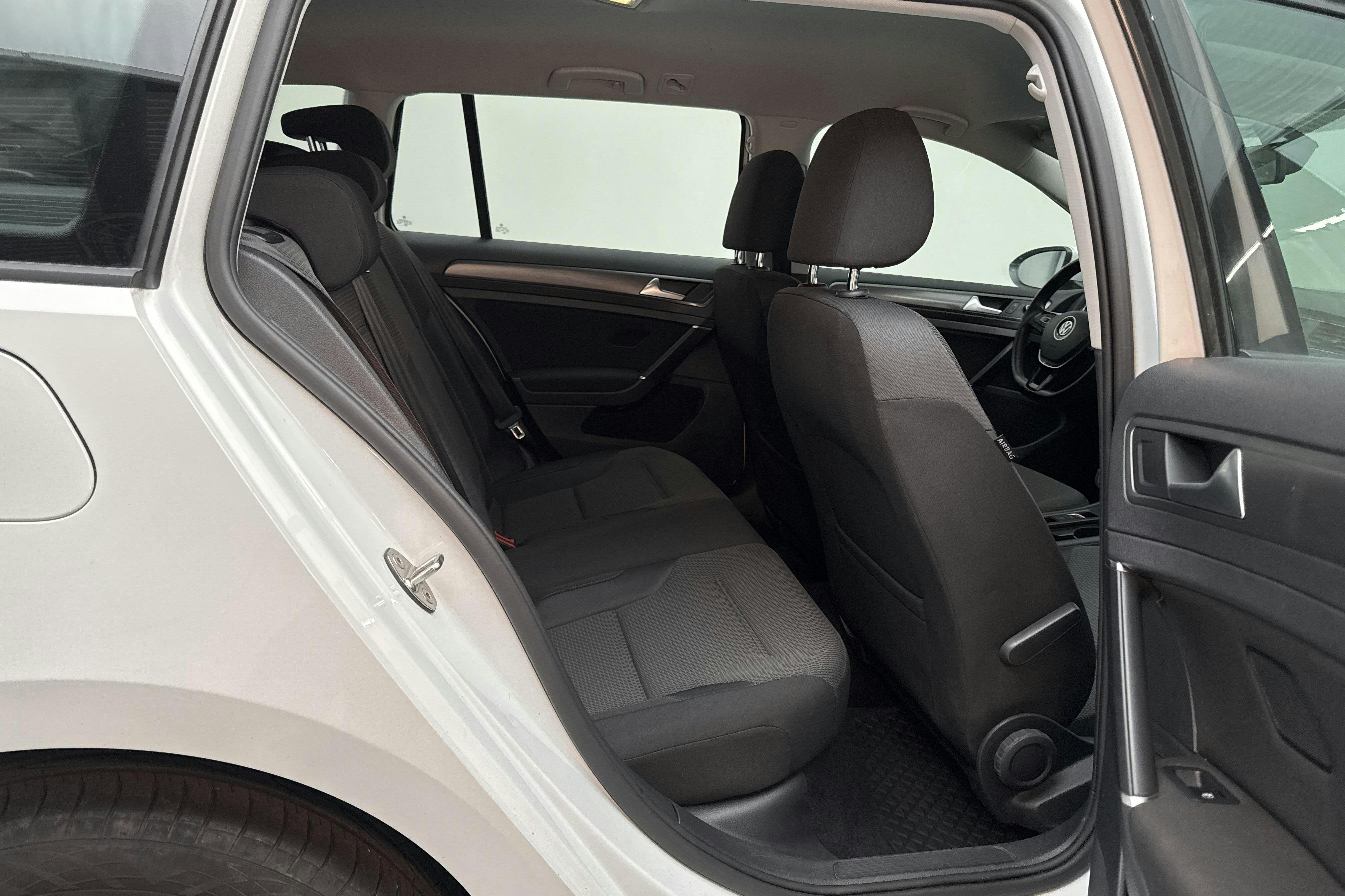 VW Golf VII 1.6 TDI Sportscombi (115hk) - 130 220 km - Manual - white - 2018