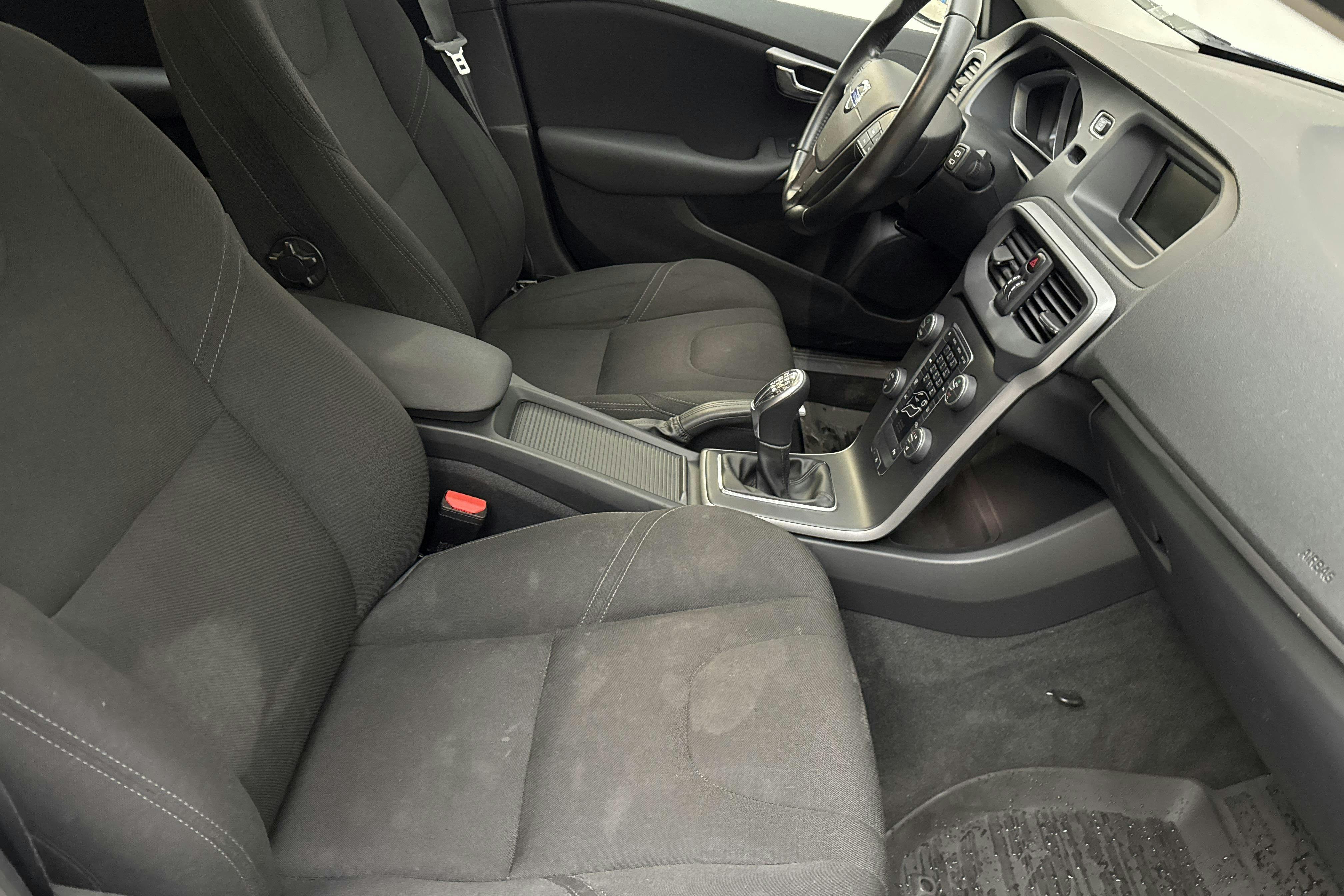 Volvo V40 D2 (115hk) - 122 110 km - Manual - blue - 2013