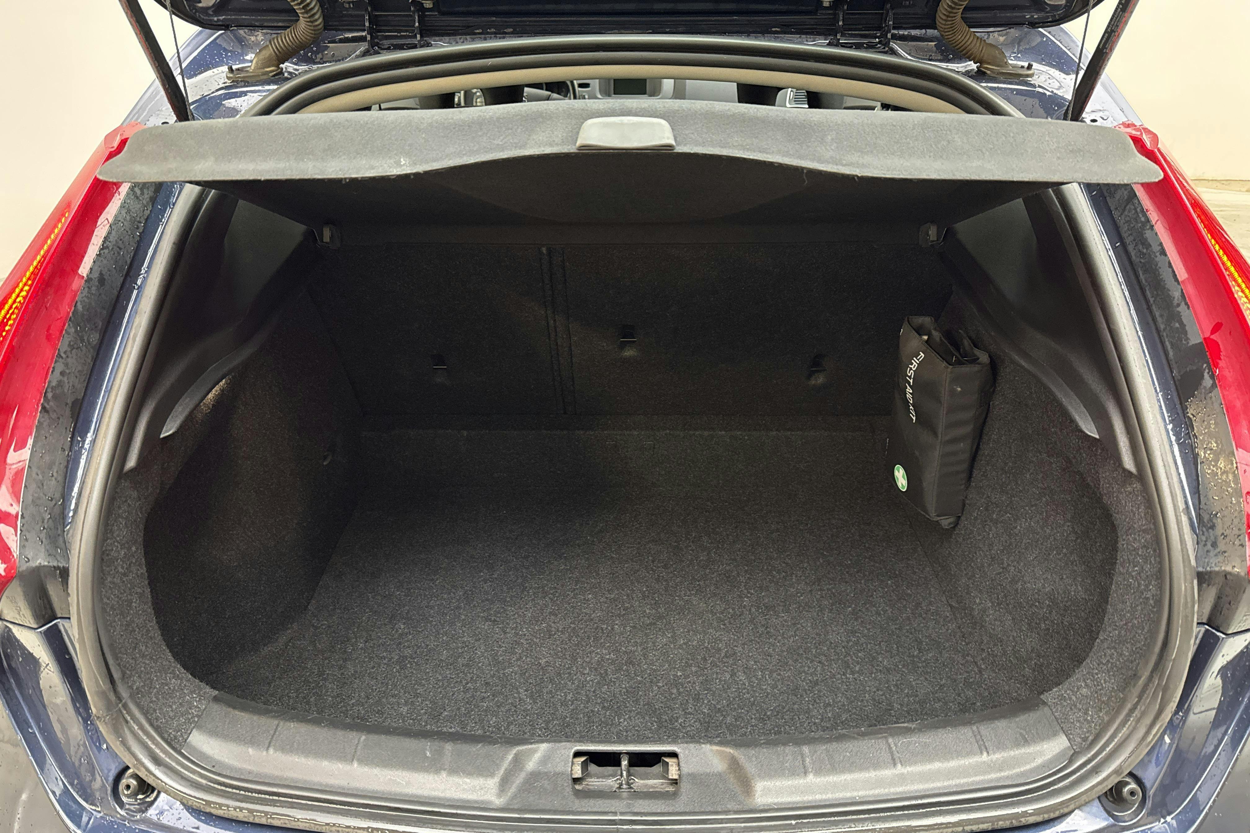 Volvo V40 D2 (115hk) - 122 110 km - Manual - blue - 2013