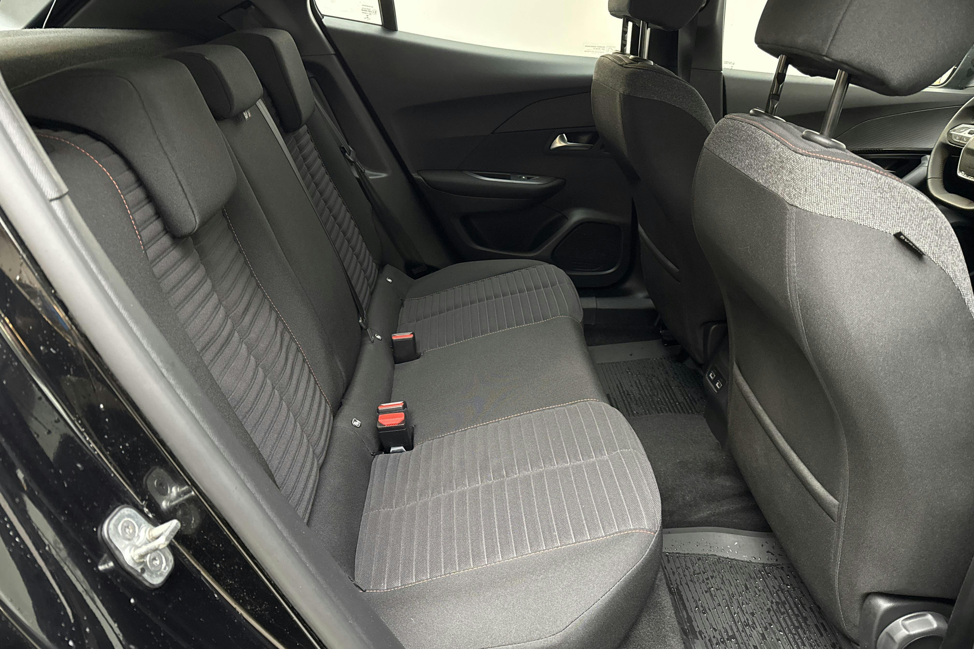 Peugeot e-2008 50 kWh (136hk) - 43 380 km - Automaatne - must - 2022