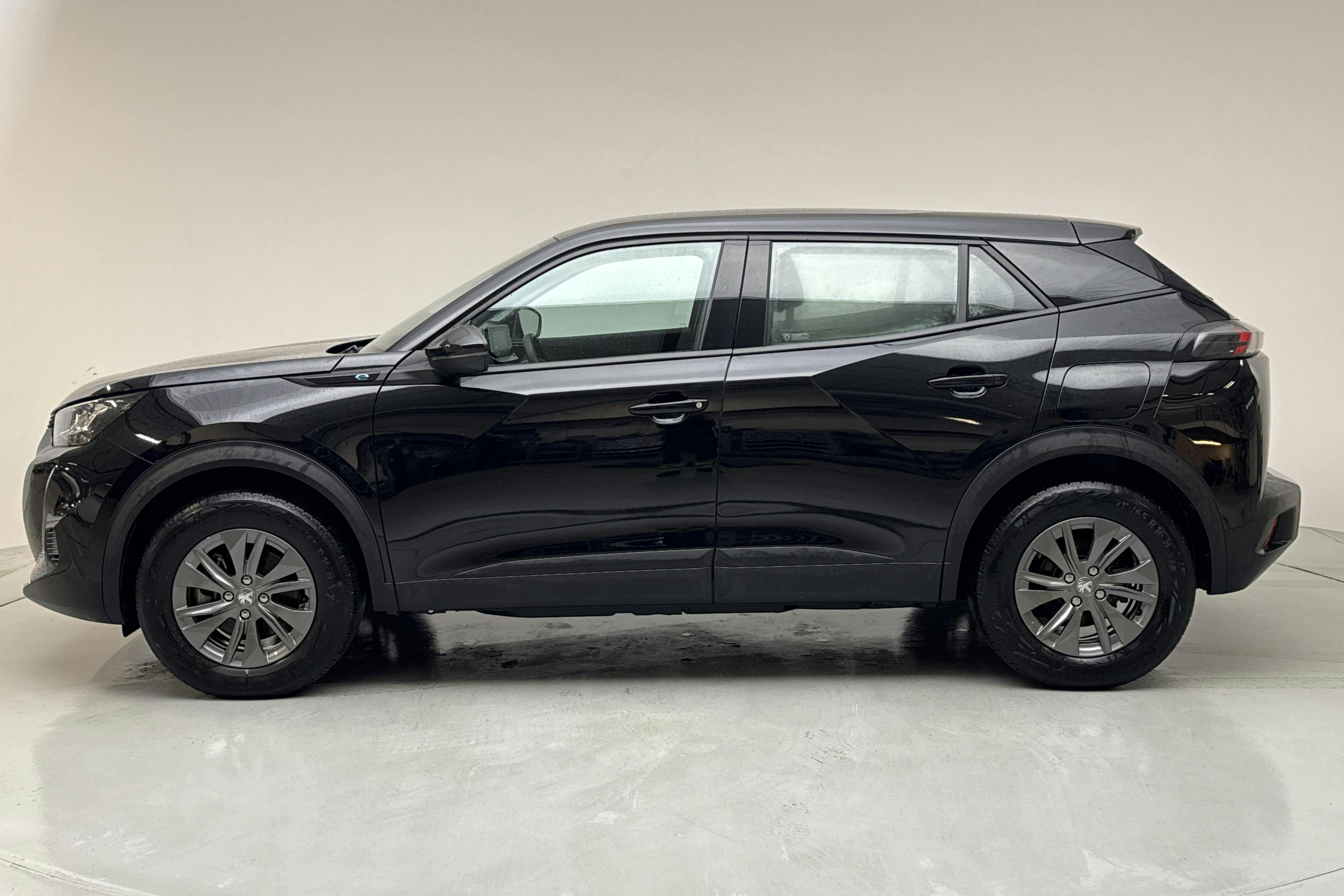 Peugeot e-2008 50 kWh (136hk) - 43 380 km - Automaatne - must - 2022