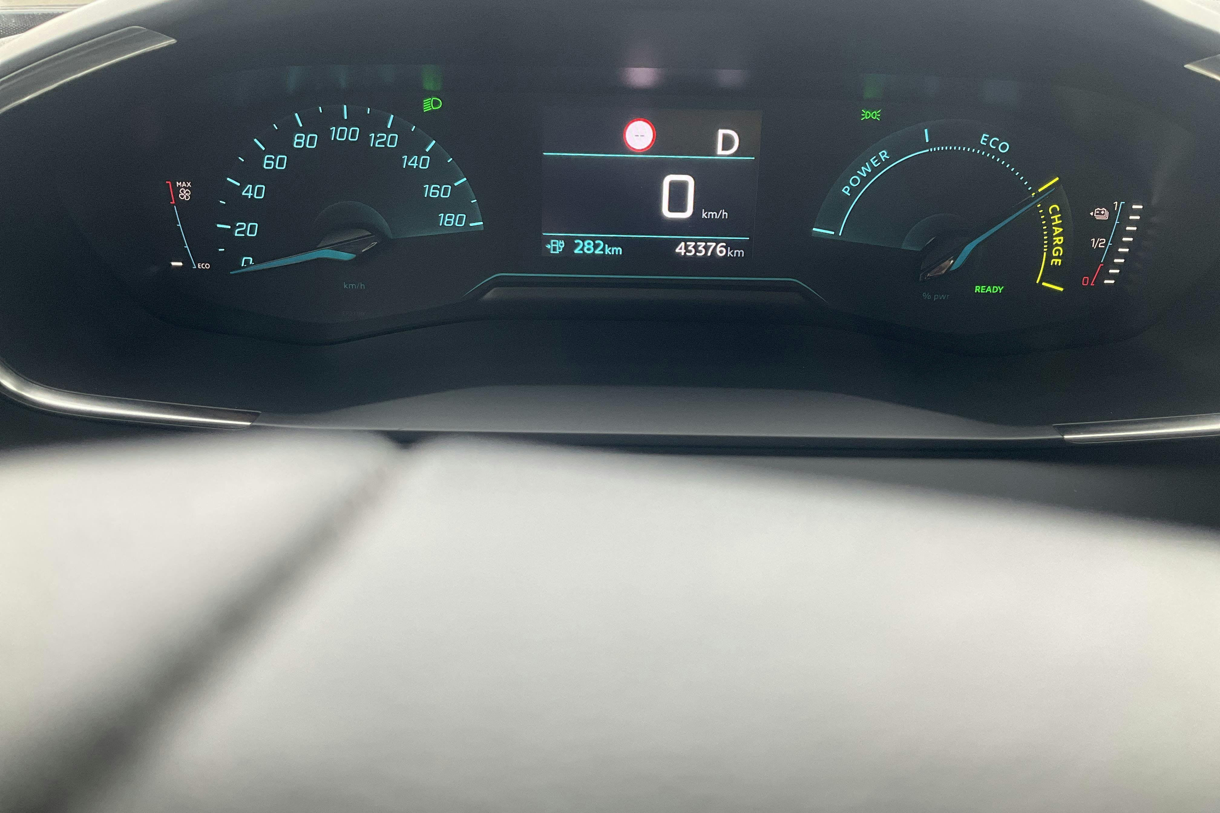 Peugeot e-2008 50 kWh (136hk) - 43 380 km - Automaatne - must - 2022