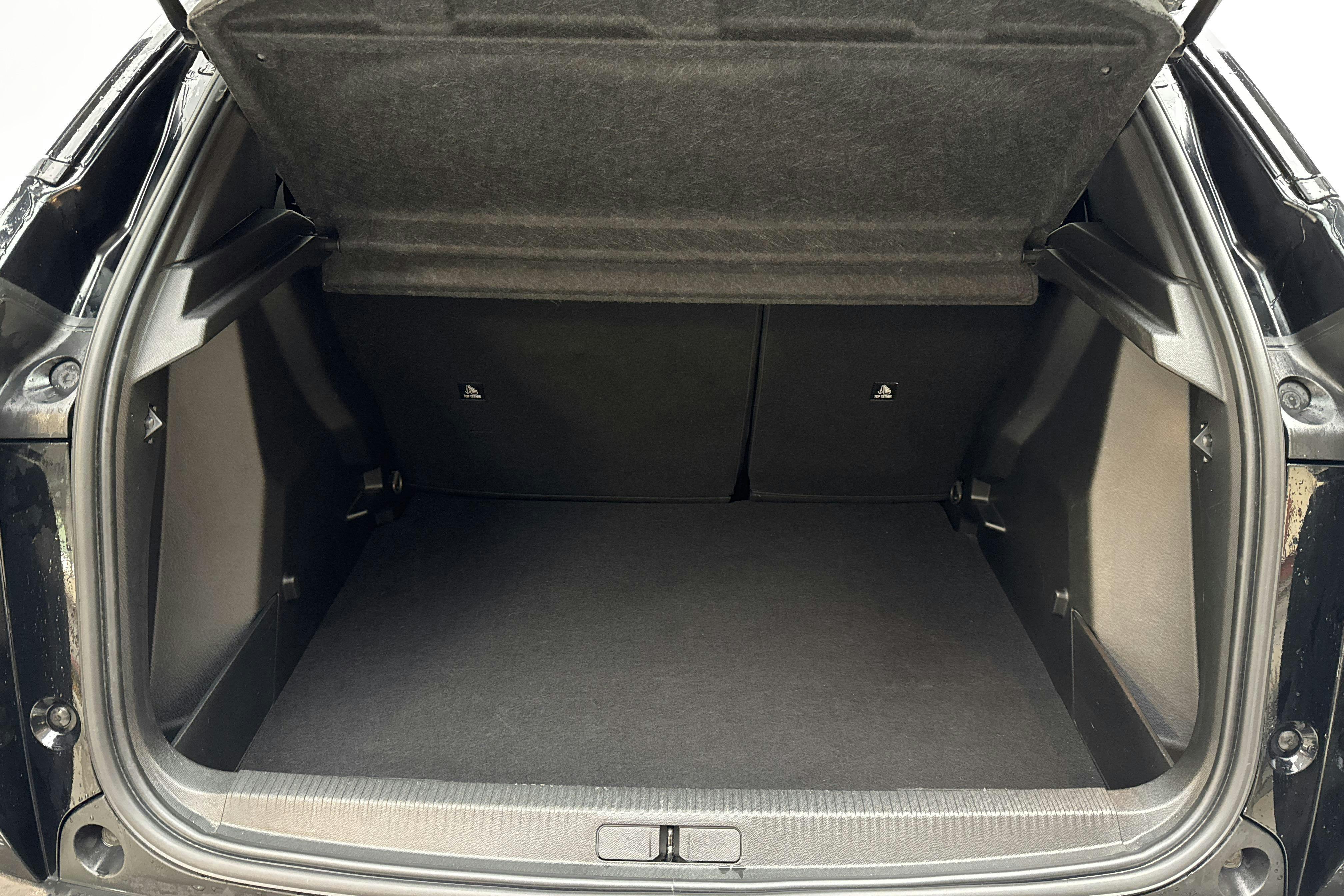 Peugeot e-2008 50 kWh (136hk) - 43 380 km - Automaatne - must - 2022