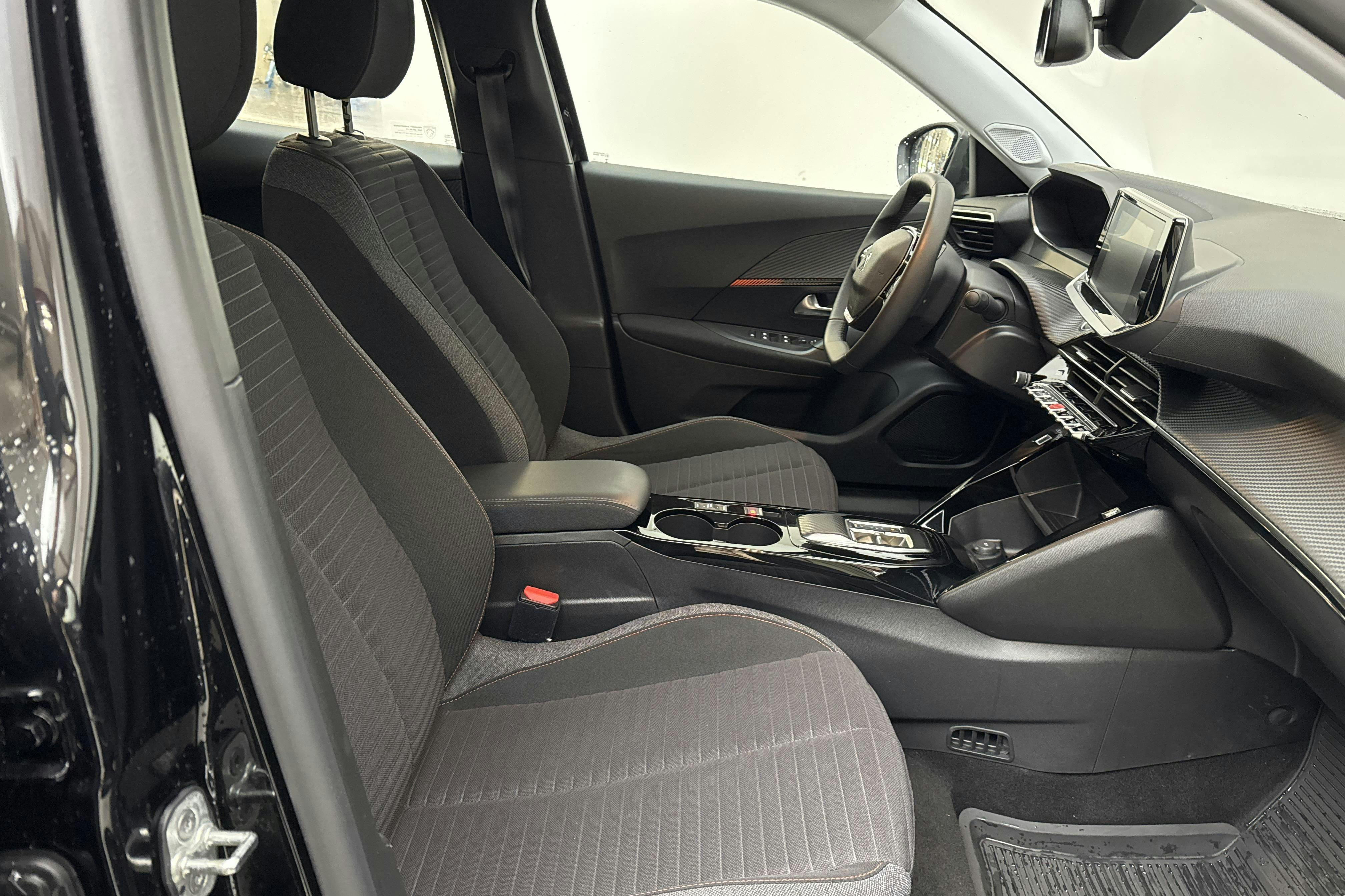 Peugeot e-2008 50 kWh (136hk) - 43 380 km - Automaatne - must - 2022