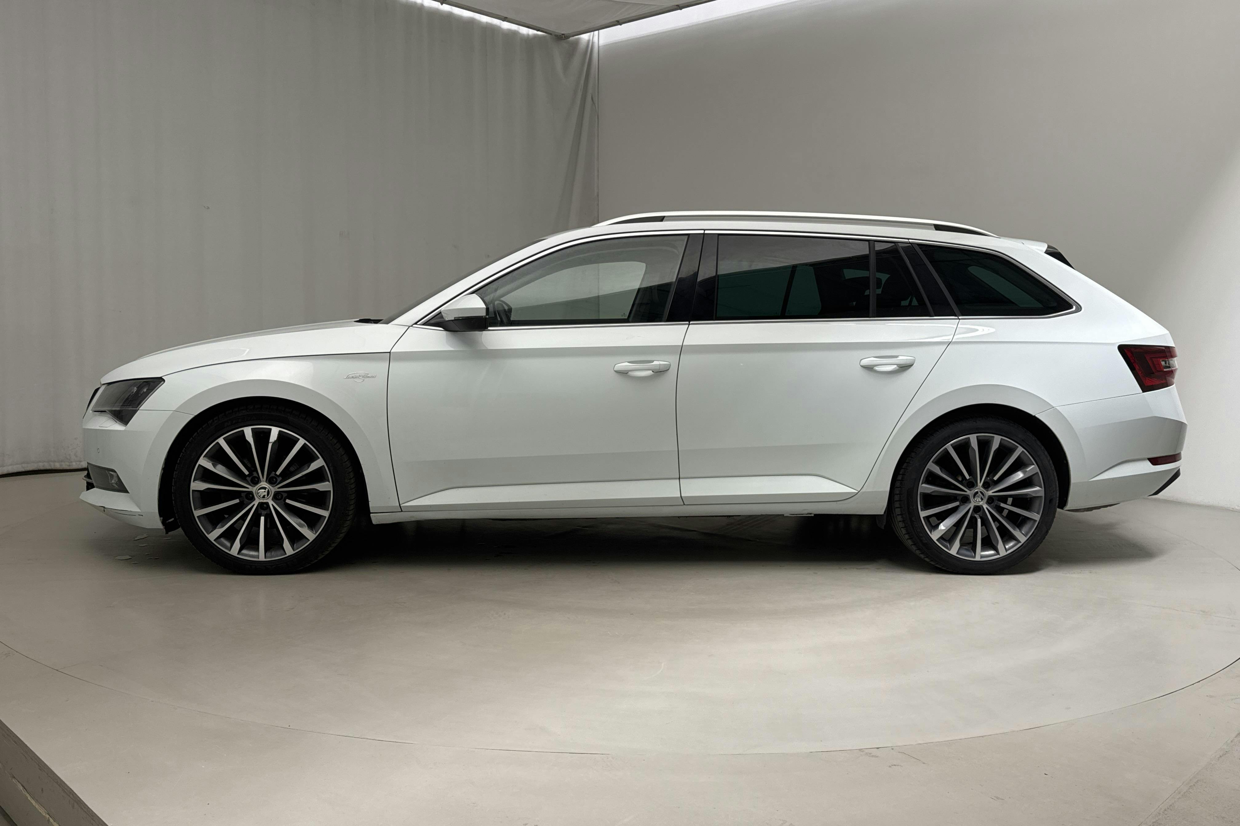 Skoda Superb 2.0 TDI 4x4 Kombi (190hk) - 8 528 mil - Automat - vit - 2018