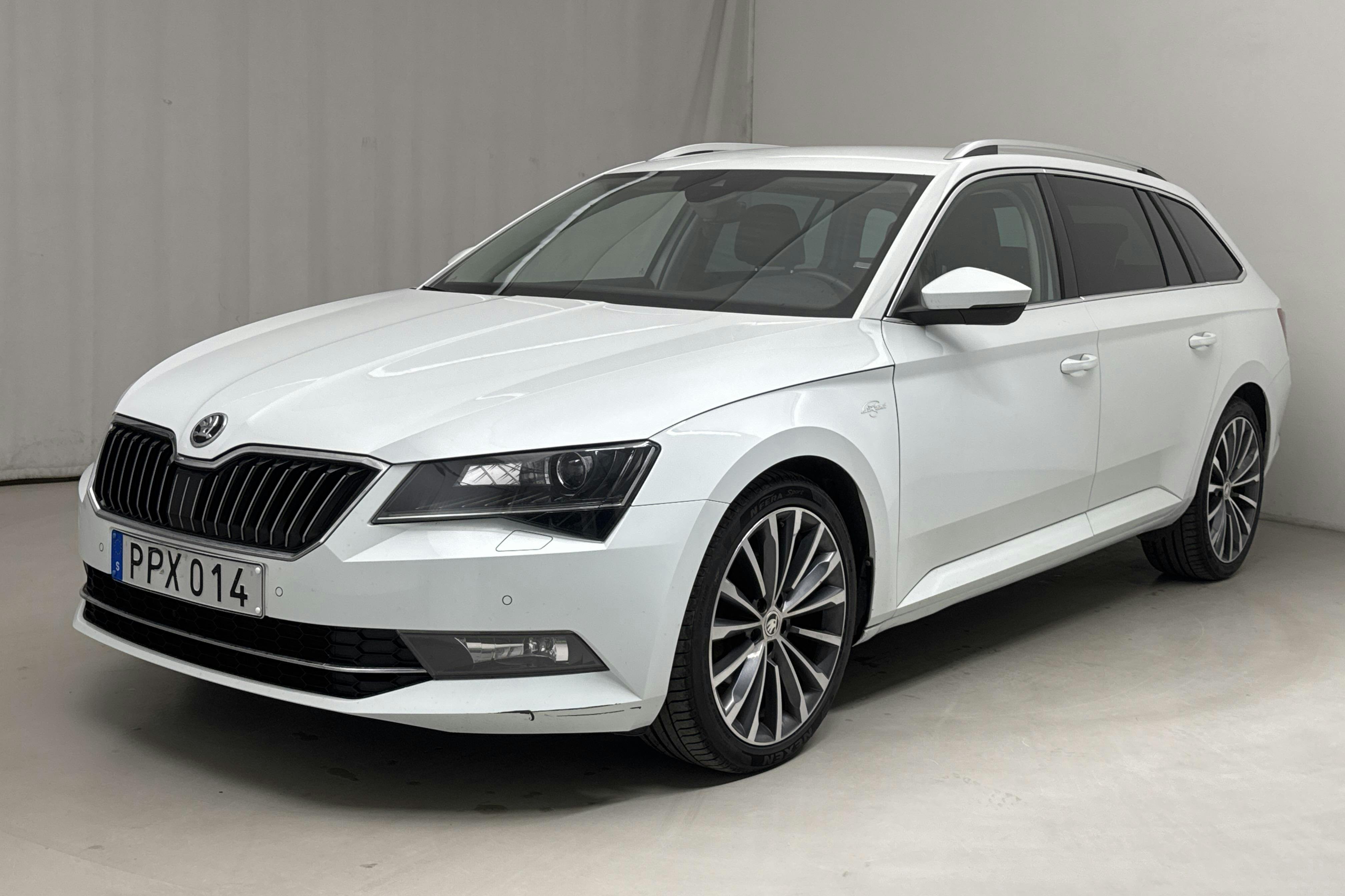 Skoda Superb 2.0 TDI 4x4 Kombi (190hk) - 8 528 mil - Automat - vit - 2018
