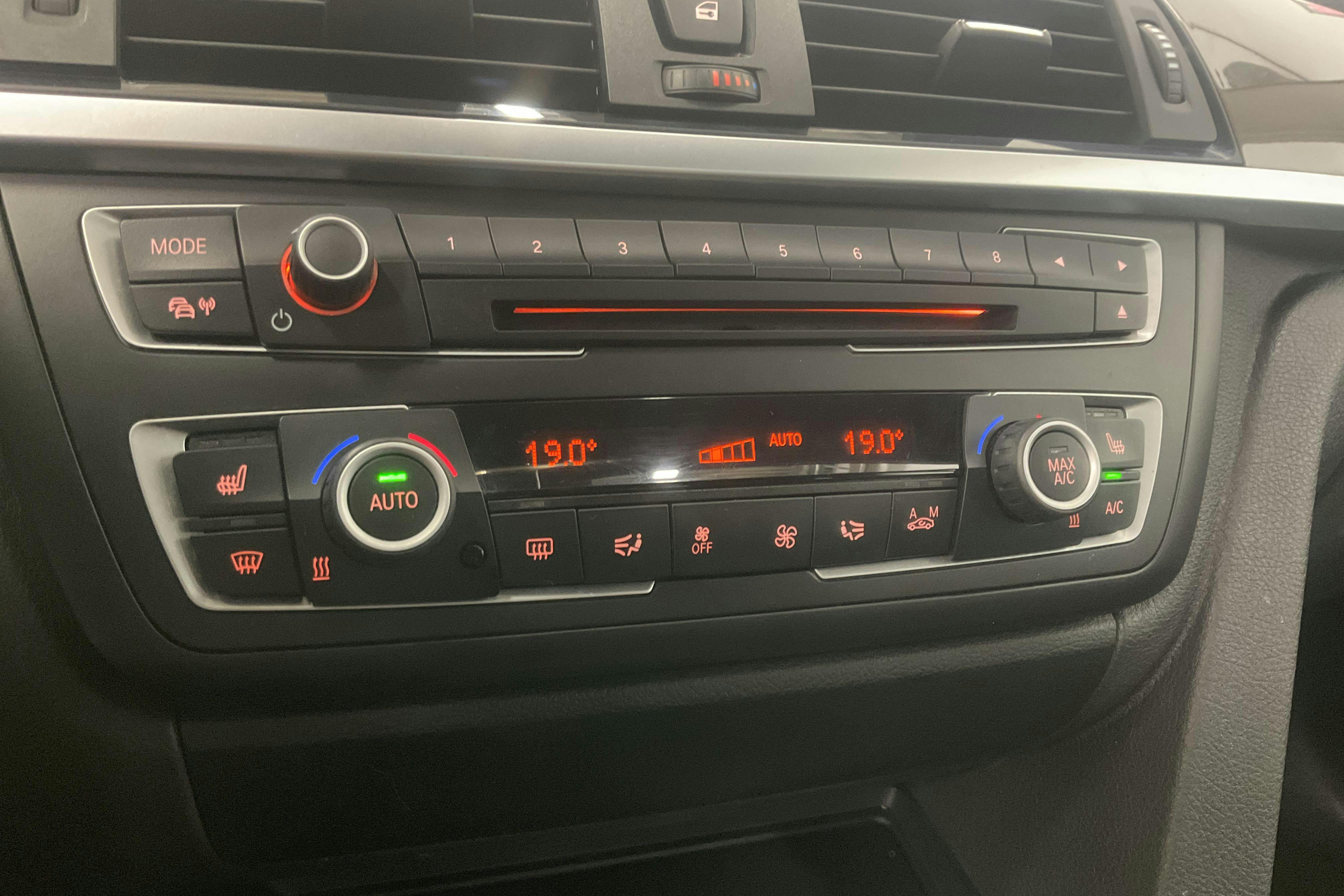 BMW 320d xDrive Touring, F31 (184hk) - 125 170 km - Automatic - black - 2015
