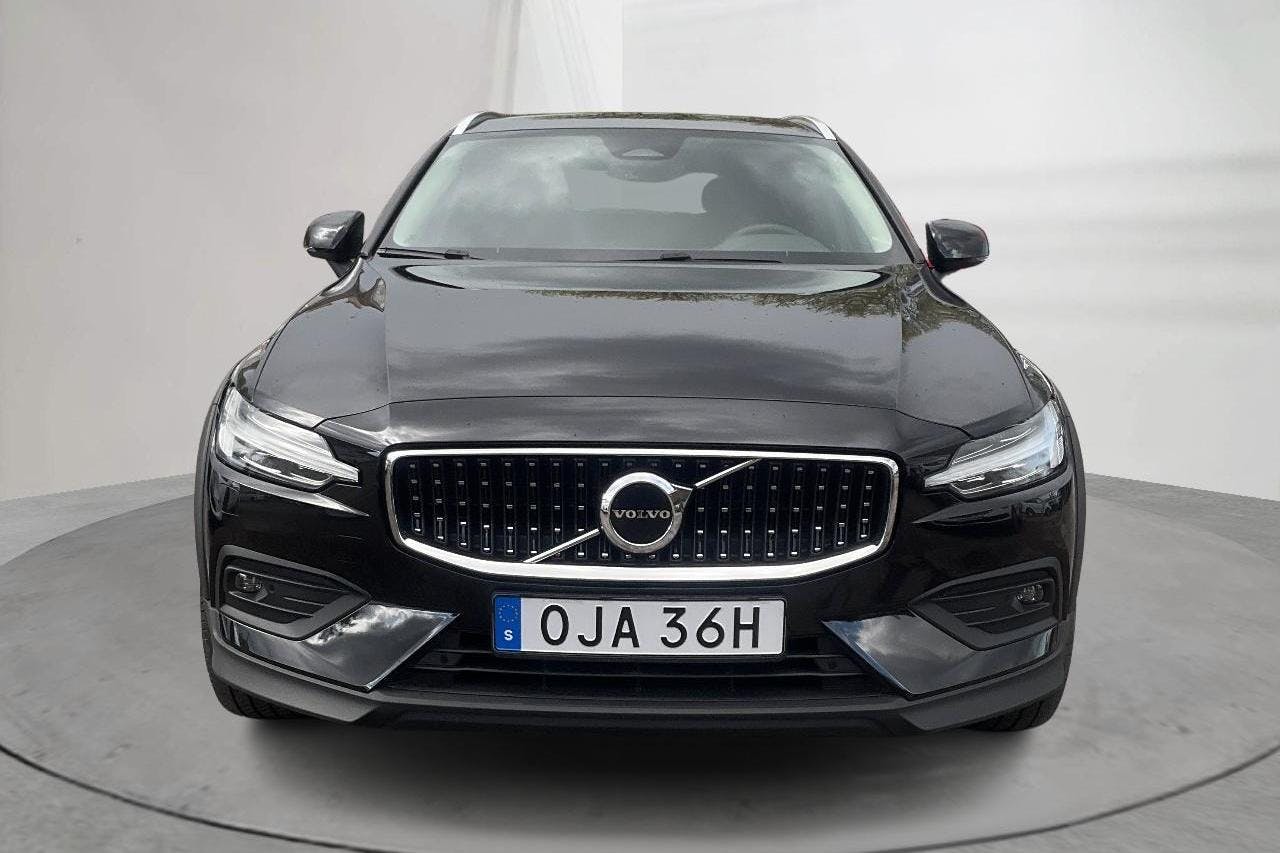 Volvo V60 B4 Cross Country AWD Mildhybrid, Diesel (197hk) - 2 681 mil - Automat - svart - 2024