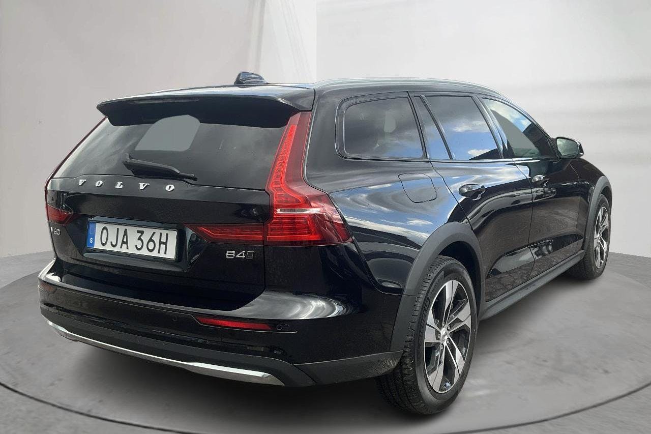 Volvo V60 B4 Cross Country AWD Mildhybrid, Diesel (197hk) - 2 681 mil - Automat - svart - 2024