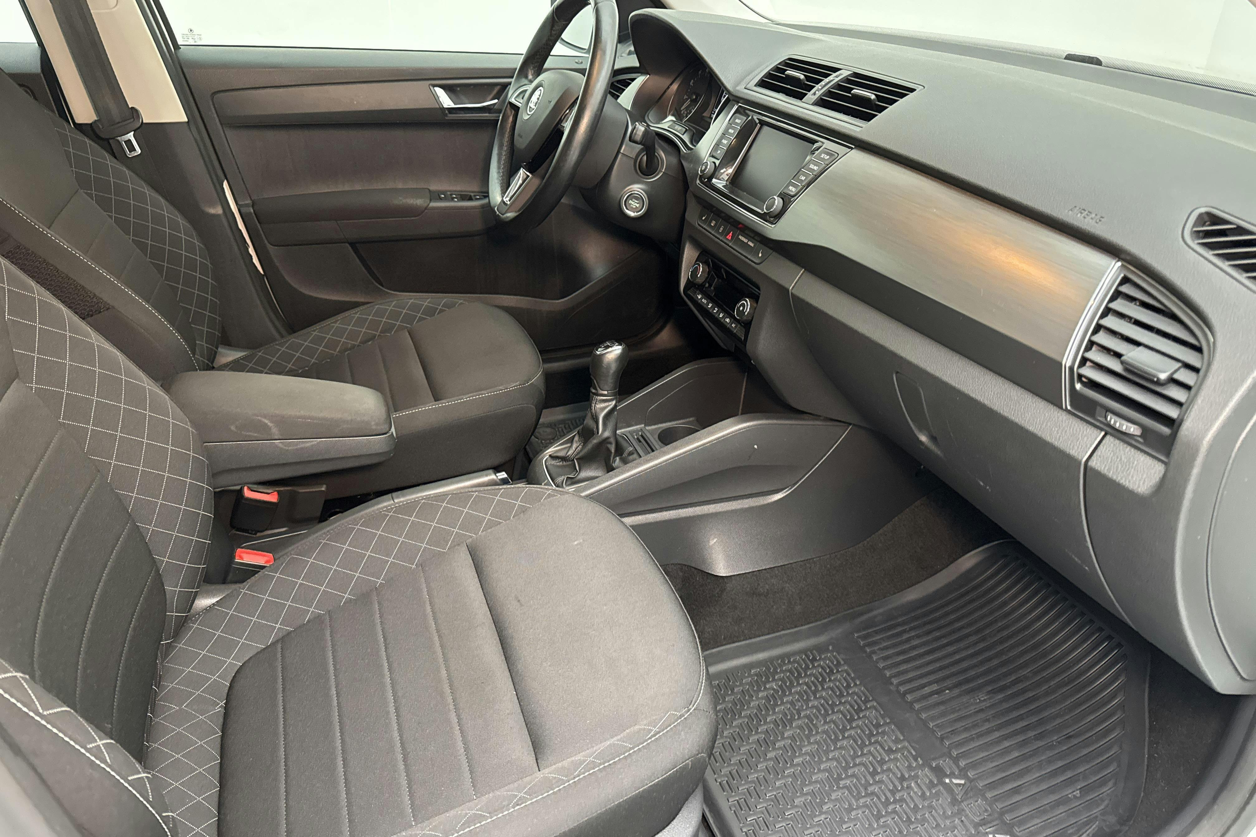 Skoda Fabia 1.2 TSI (90hk) - 111 190 km - Käsitsi - valge - 2017