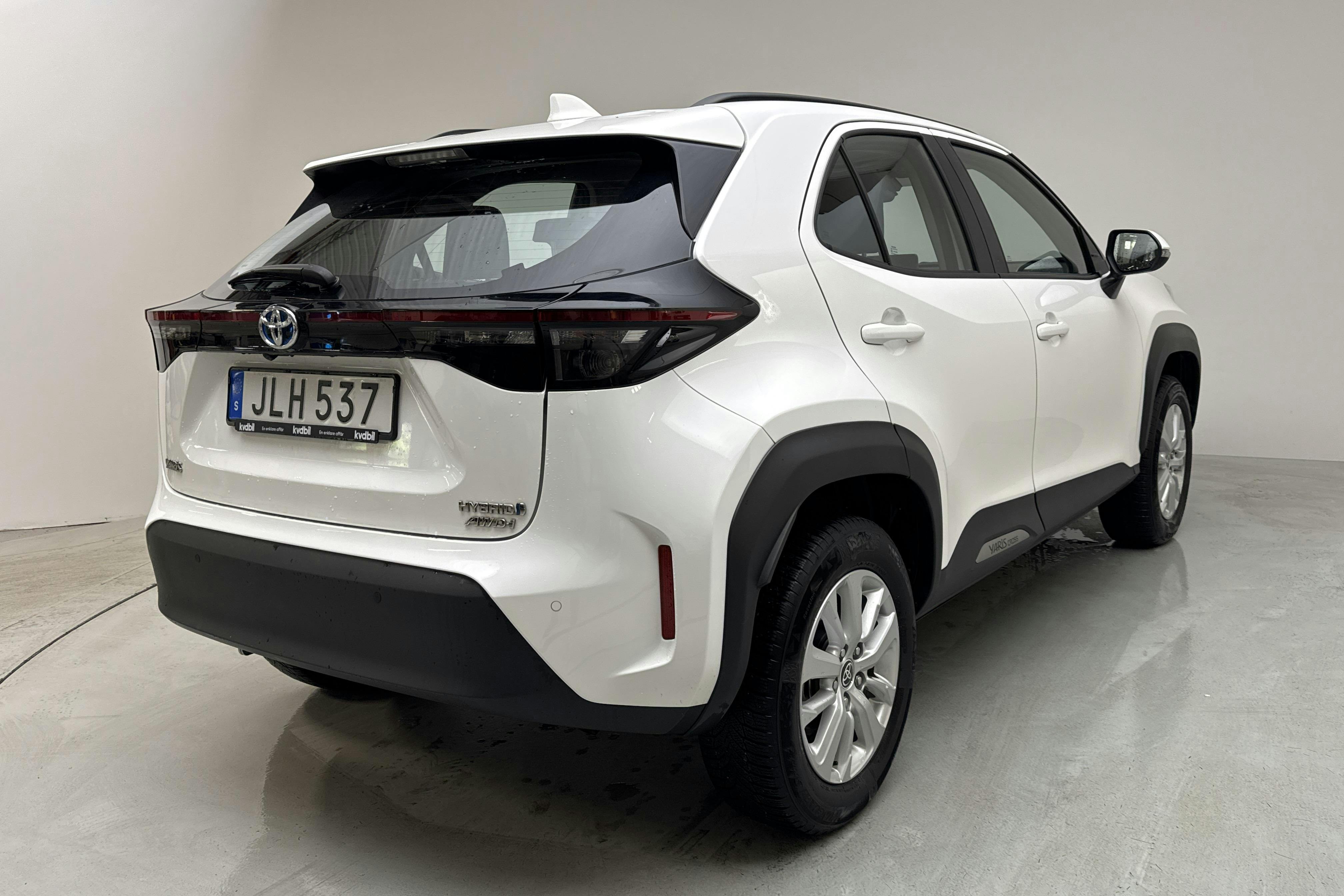 Toyota Yaris Cross 1.5 Hybrid AWD (116hk) - 6 158 mil - Automat - vit - 2023