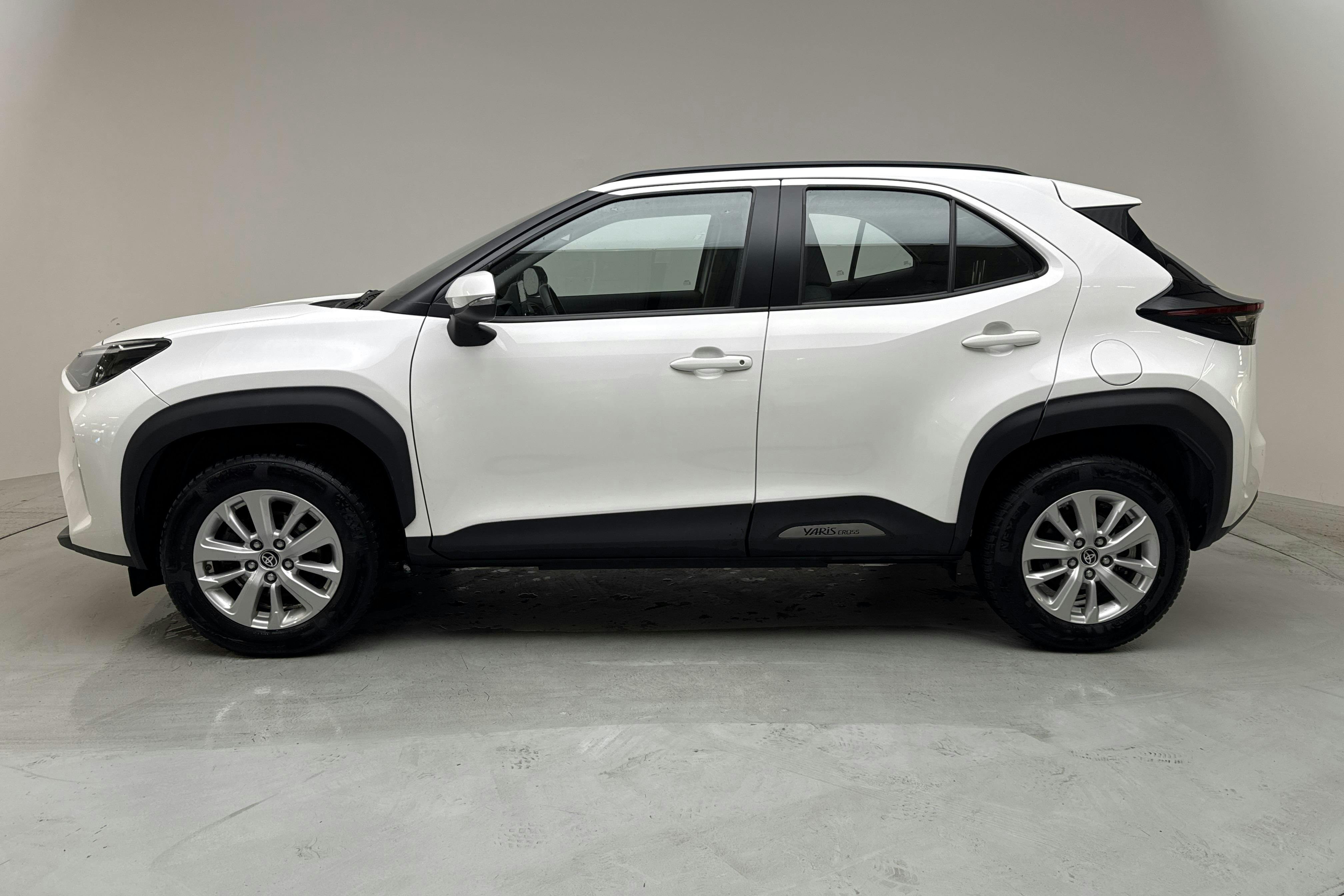 Toyota Yaris Cross 1.5 Hybrid AWD (116hk) - 6 158 mil - Automat - vit - 2023
