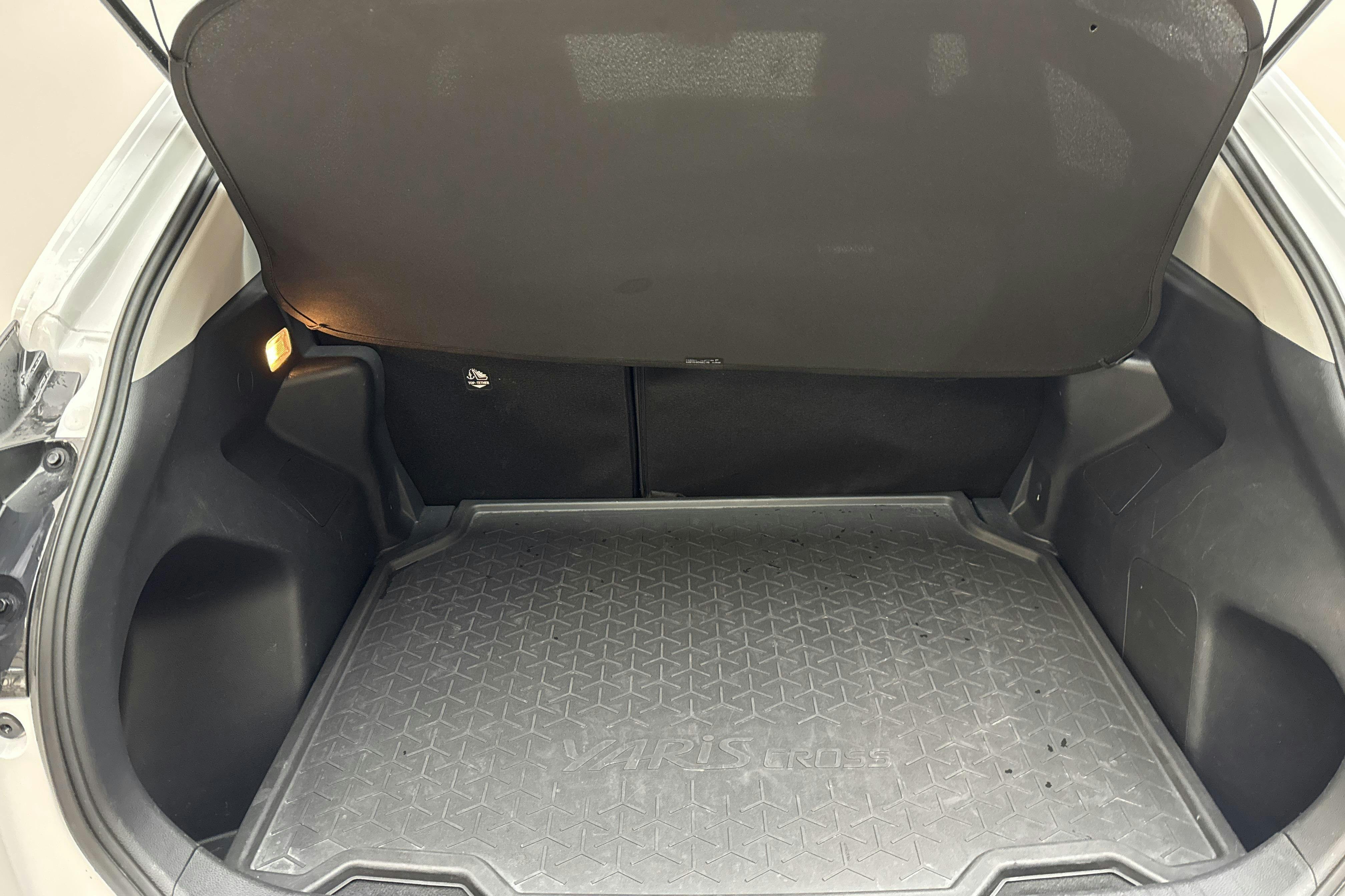 Toyota Yaris Cross 1.5 Hybrid AWD (116hk) - 6 158 mil - Automat - vit - 2023