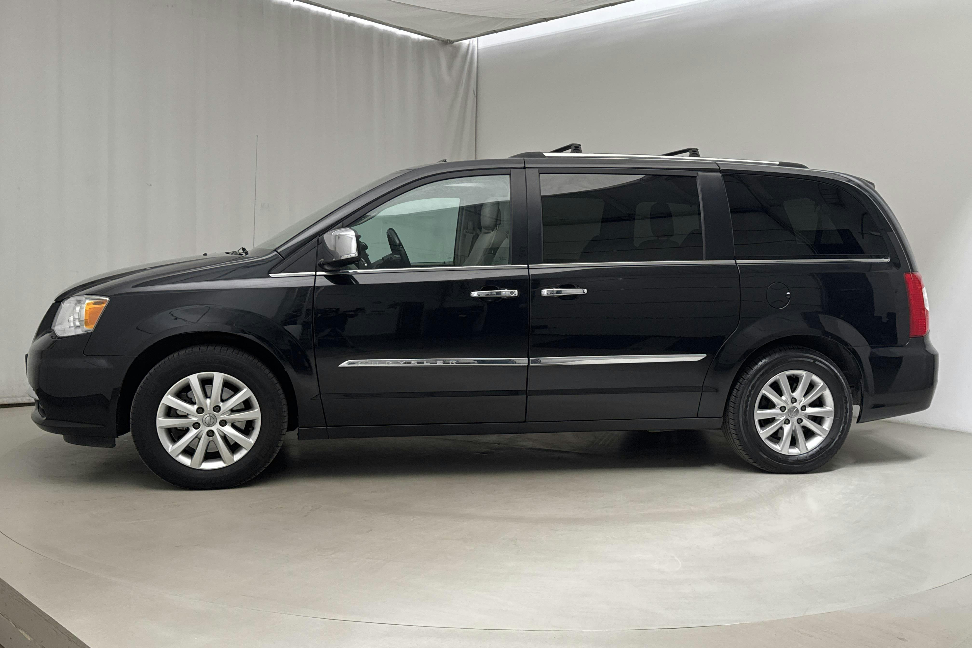 Chrysler Town & Country 3.6 V6 (287hk) - 14 881 mil - Automat - svart - 2016