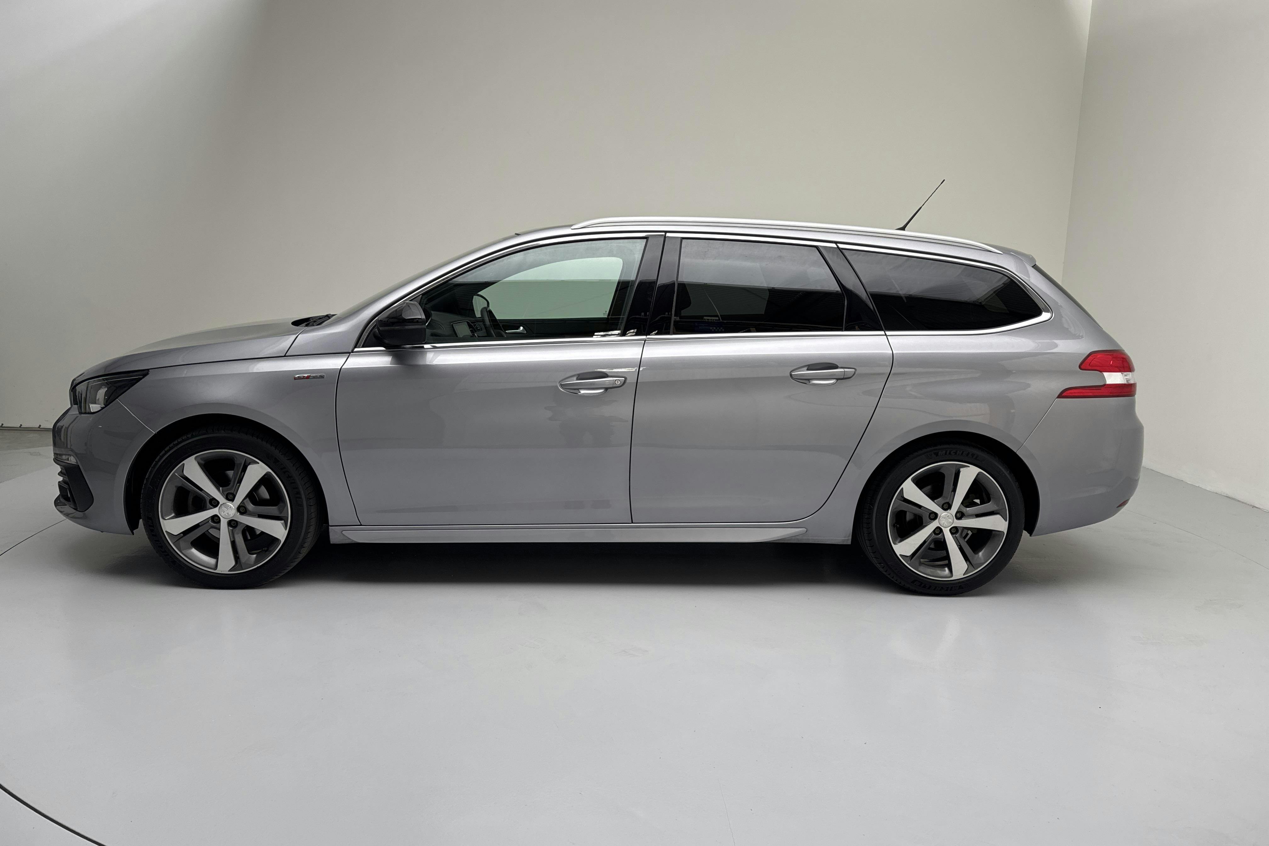 Peugeot 308 SW PureTech (130hk) - 51 820 km - Automatic - gray - 2020