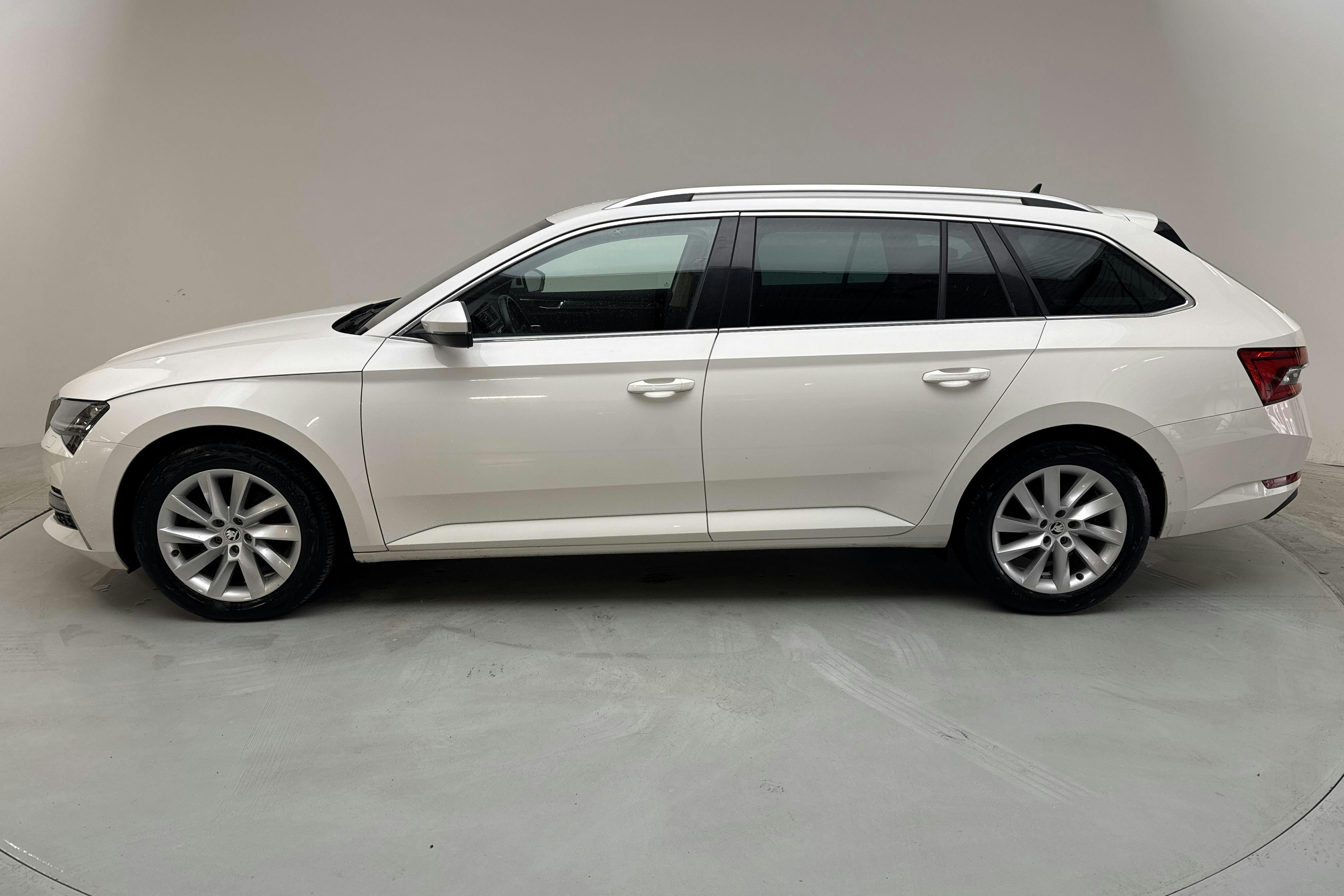 Skoda Superb 1.4 TSI PHEV Kombi (218hk) - 9 675 mil - Automat - vit - 2021