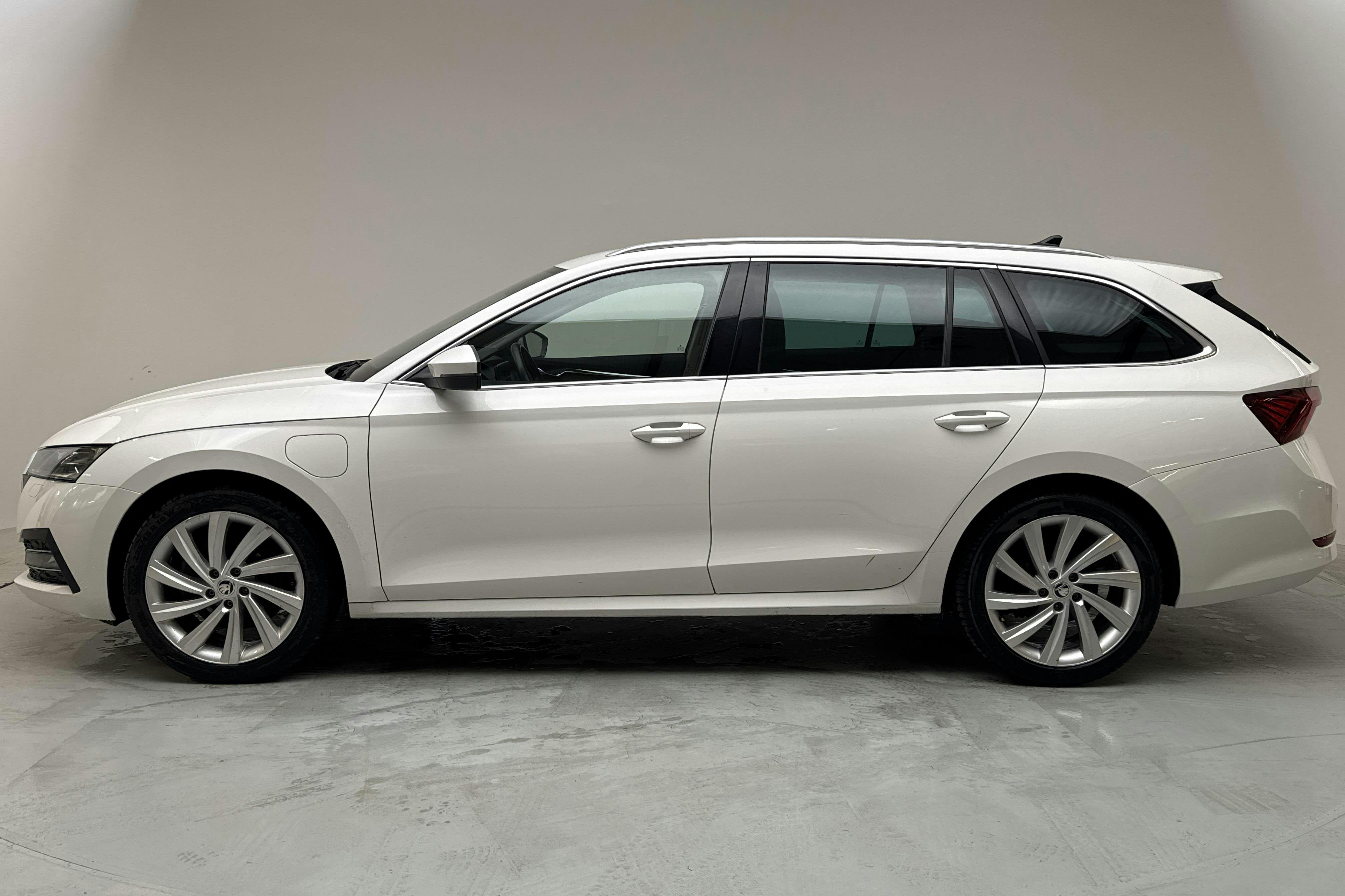 Skoda Octavia 1.4 iV PHEV Combi (204hk) - 9 703 mil - Automat - vit - 2021