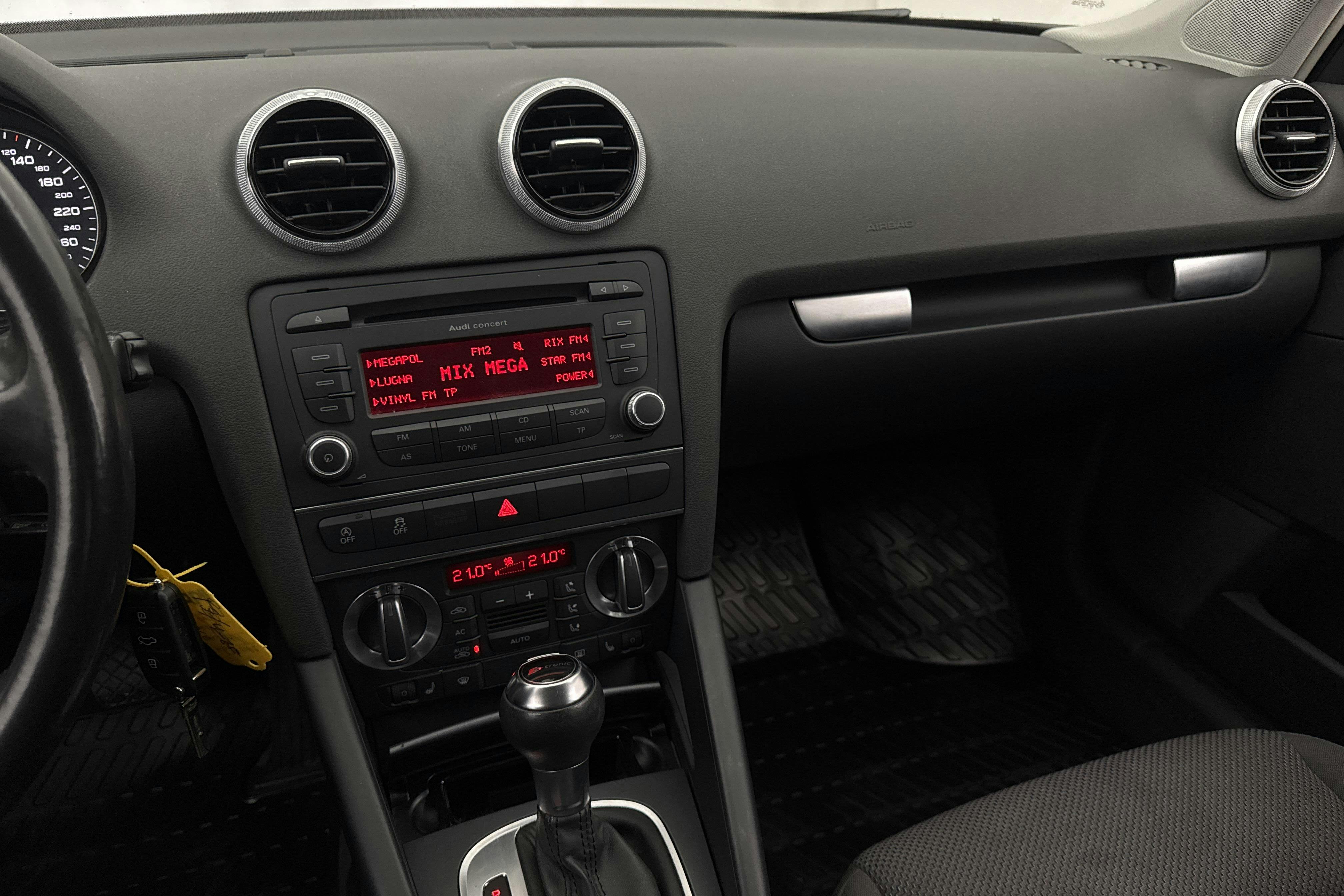 Audi A3 1.6 TDI Sportback (105hk) - 17 172 mil - Automat - silver - 2012
