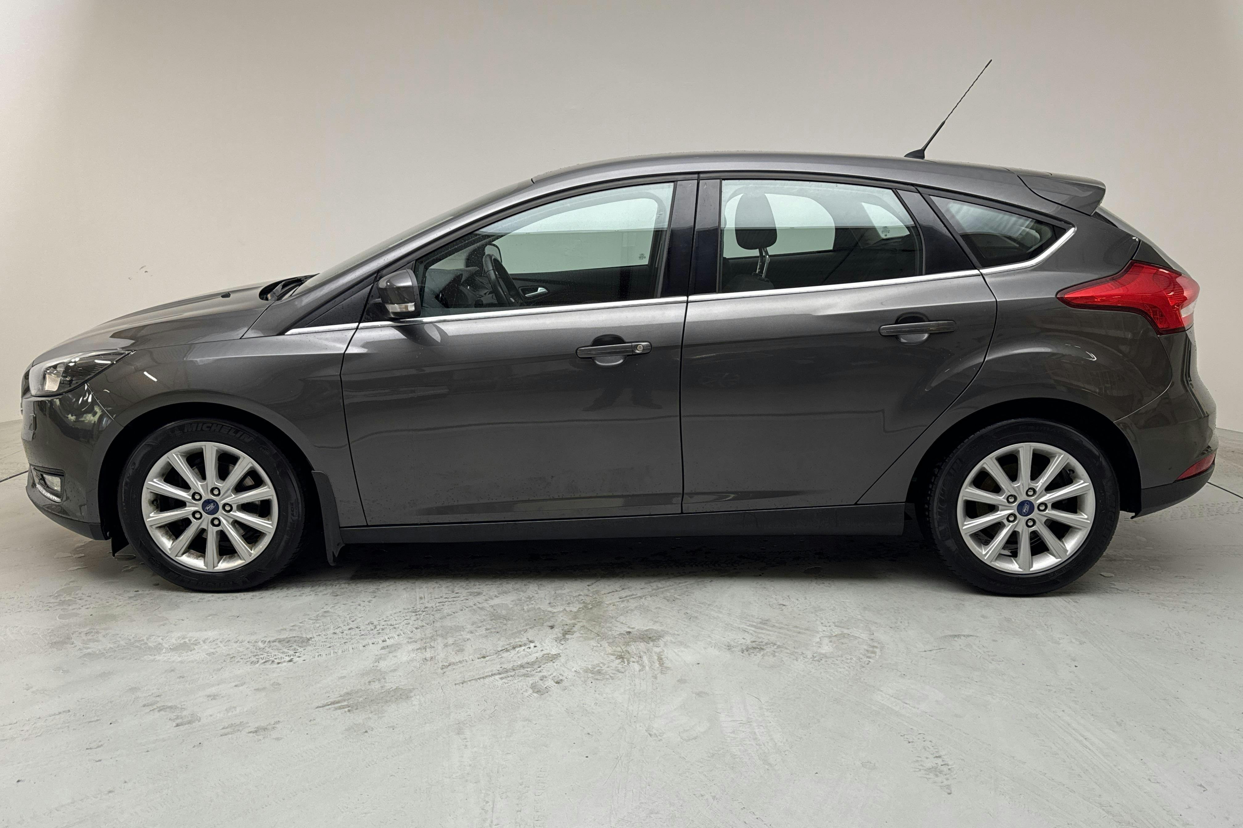 Ford Focus 1.0 EcoBoost 5dr (100hk) - 8 302 mil - Manuell - grå - 2016