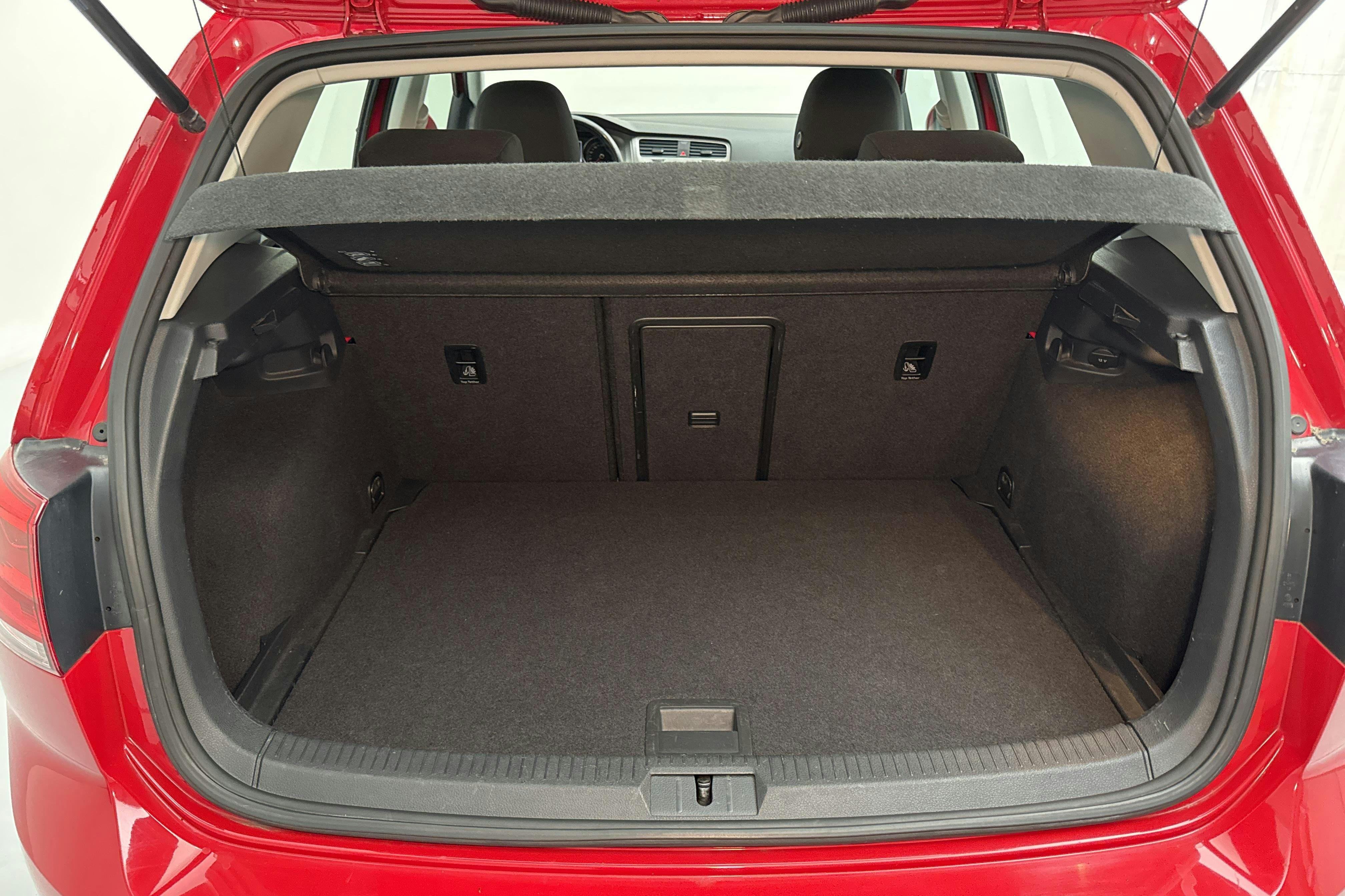 VW Golf VII 1.2 TSI 5dr (105hk) - 13 767 mil - Manuell - röd - 2015