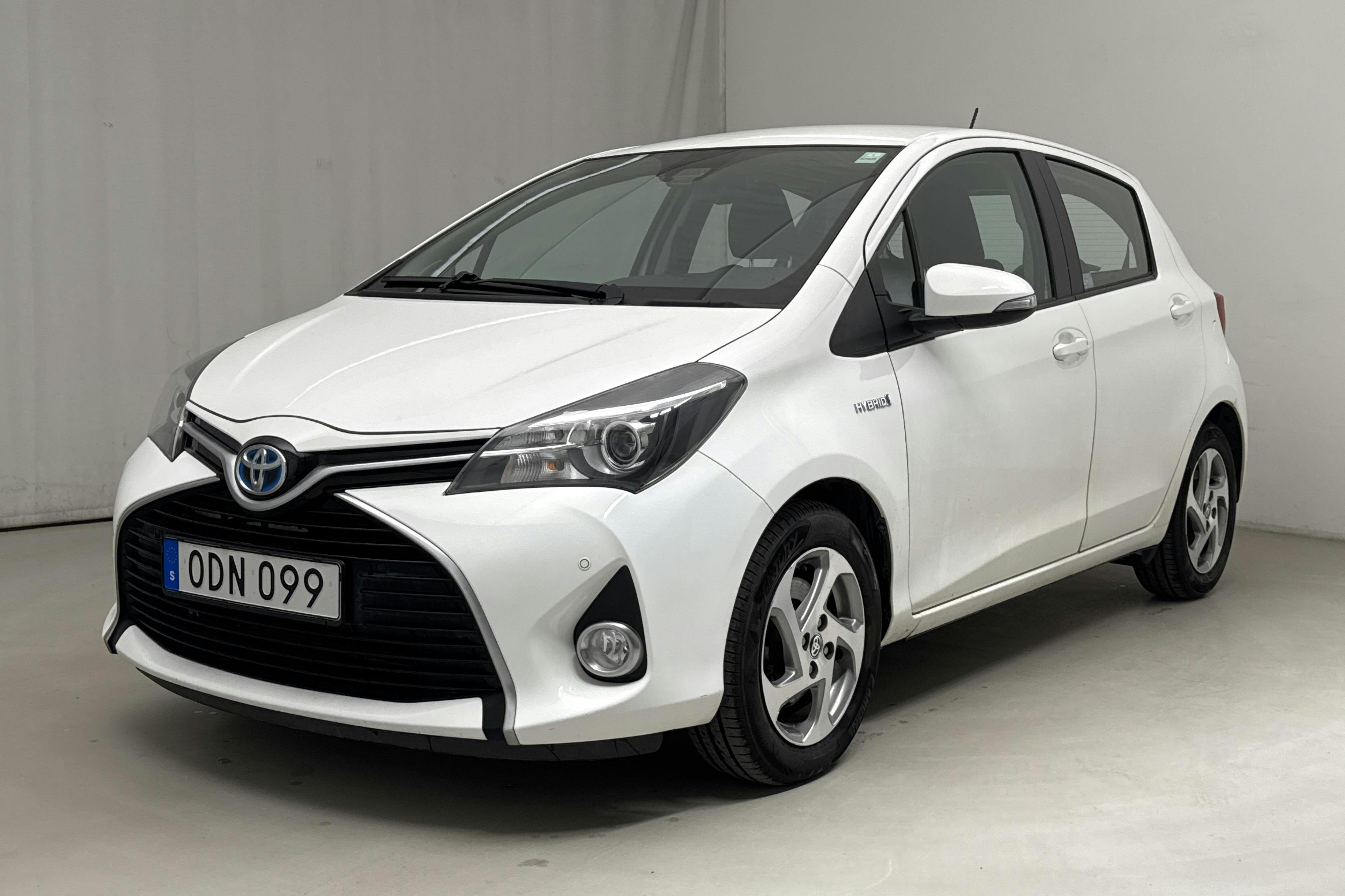 Toyota Yaris 1.5 HSD 5dr (75hk) - 8 416 mil - Automat - vit - 2016