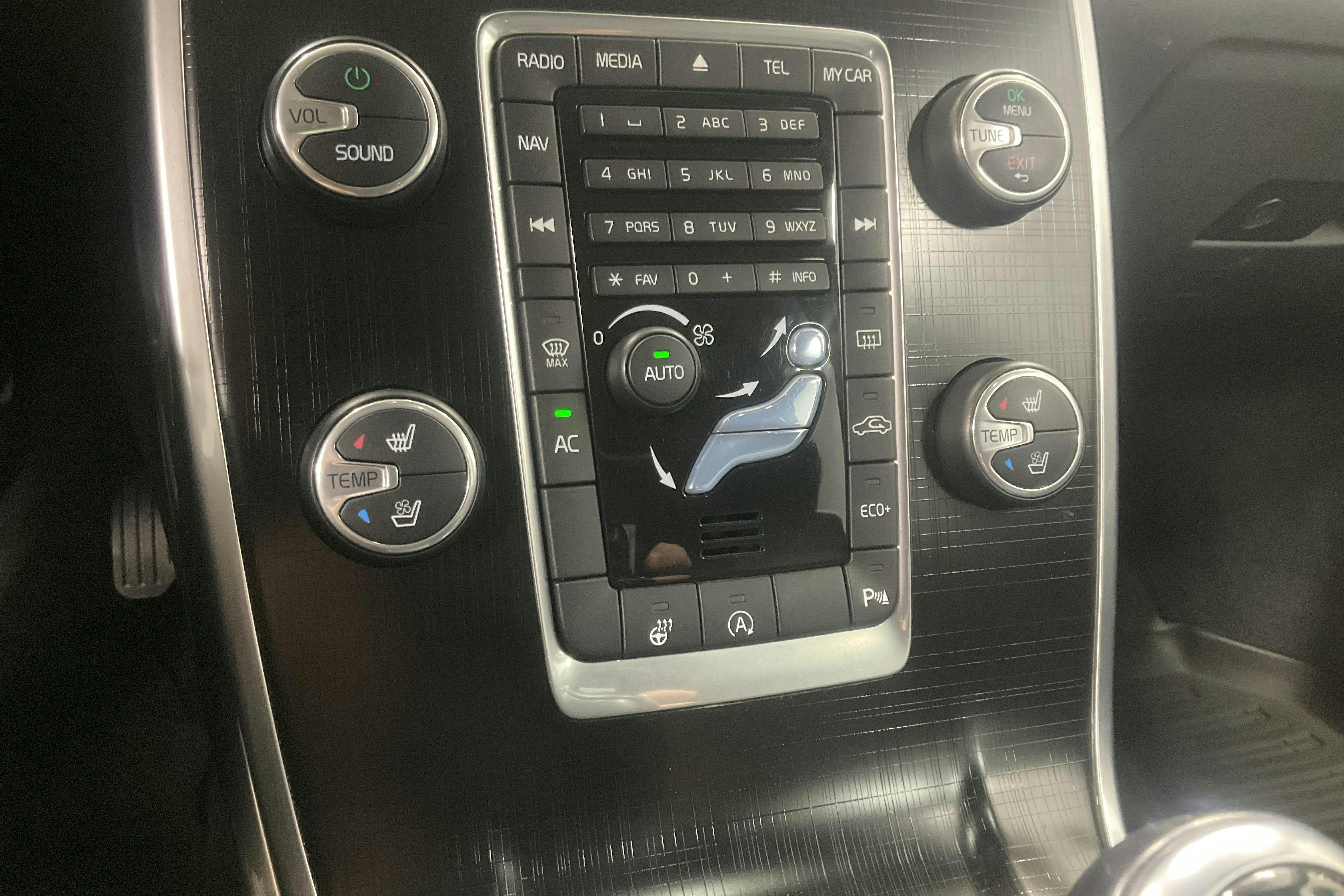 Volvo XC70 II D4 2WD (181hk) - 18 887 mil - Automat - svart - 2014