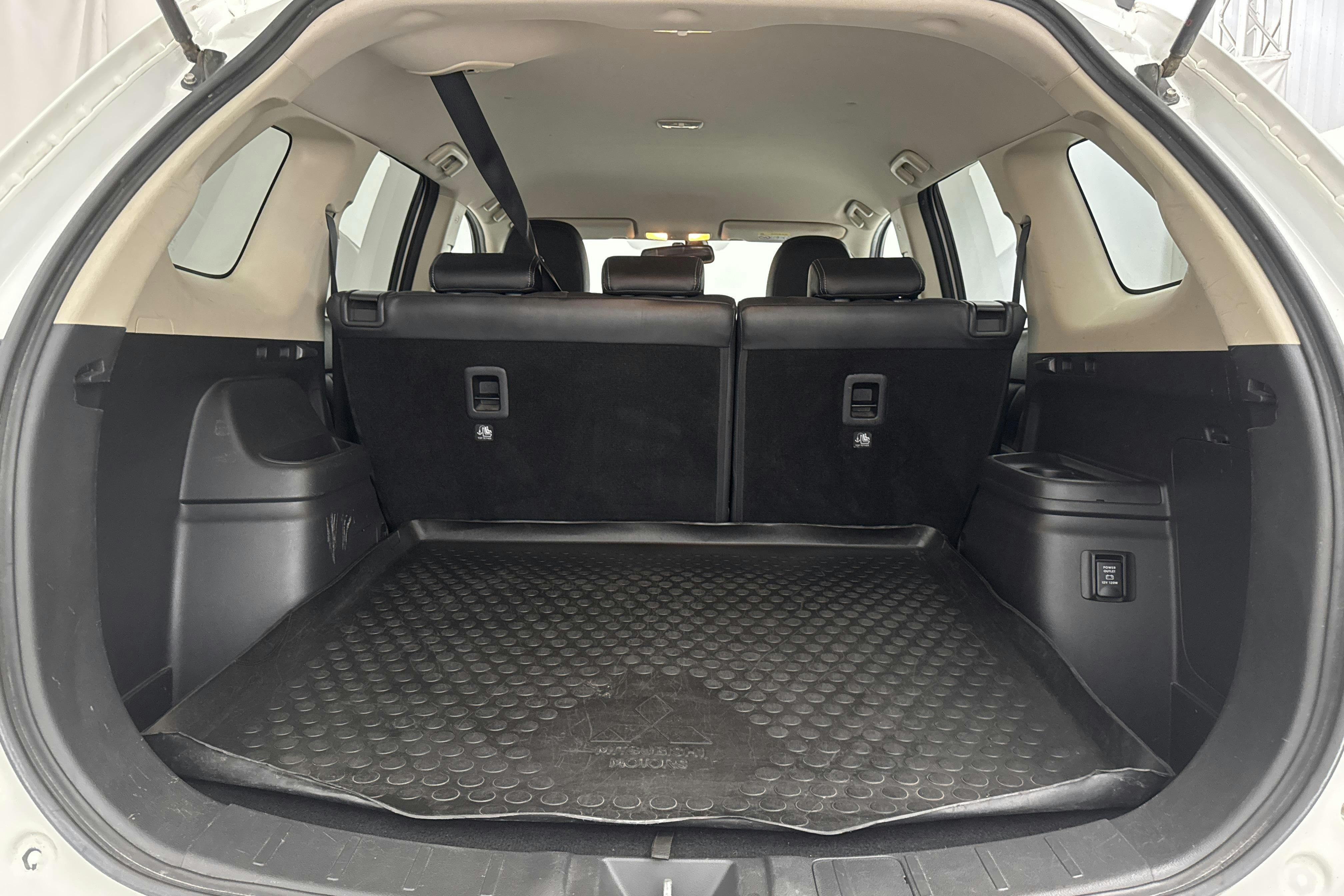 Mitsubishi Outlander 2.0 Plug-in Hybrid 4WD (121hk) - 220 890 km - Automatic - white - 2017