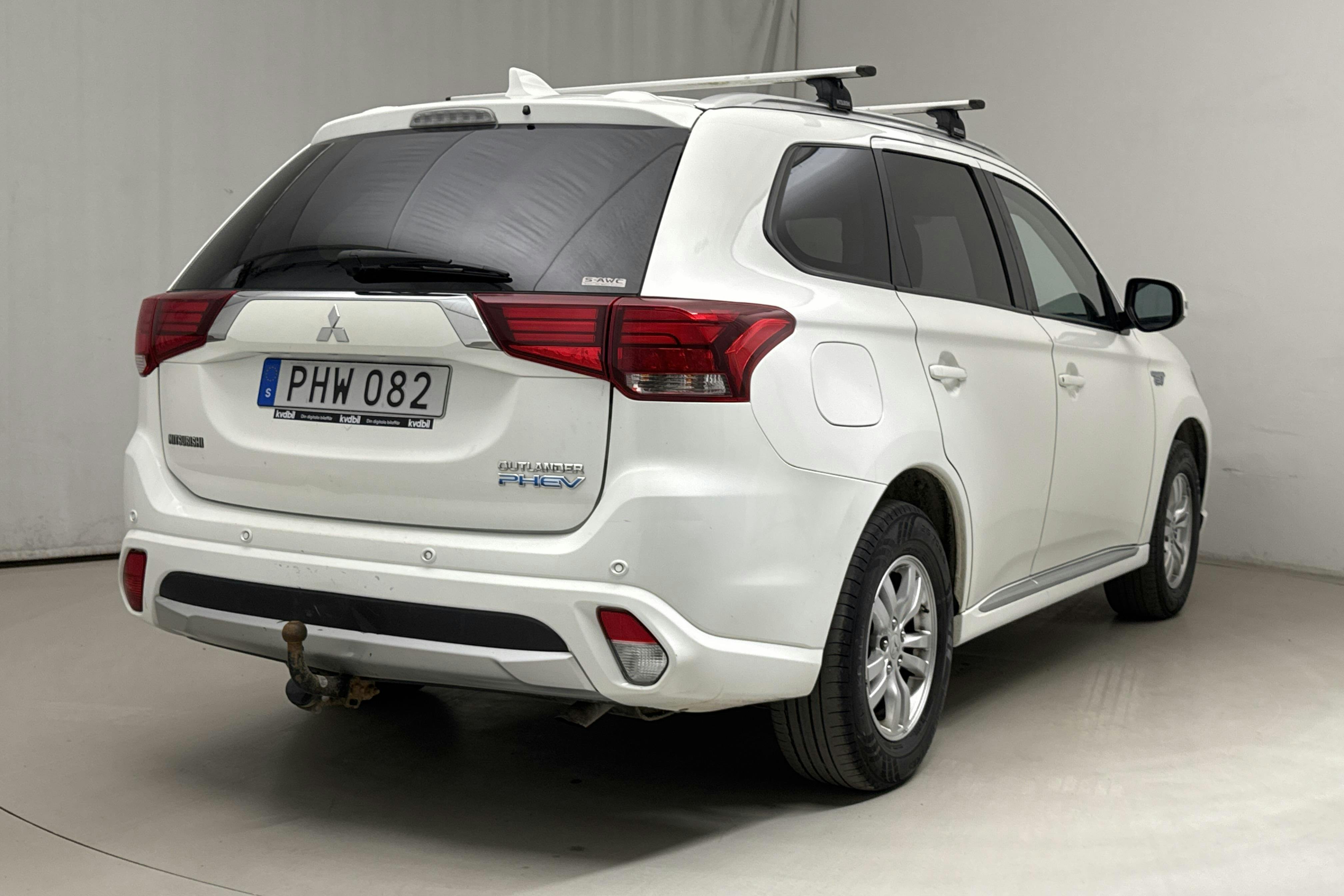 Mitsubishi Outlander 2.0 Plug-in Hybrid 4WD (121hk) - 220 890 km - Automatic - white - 2017