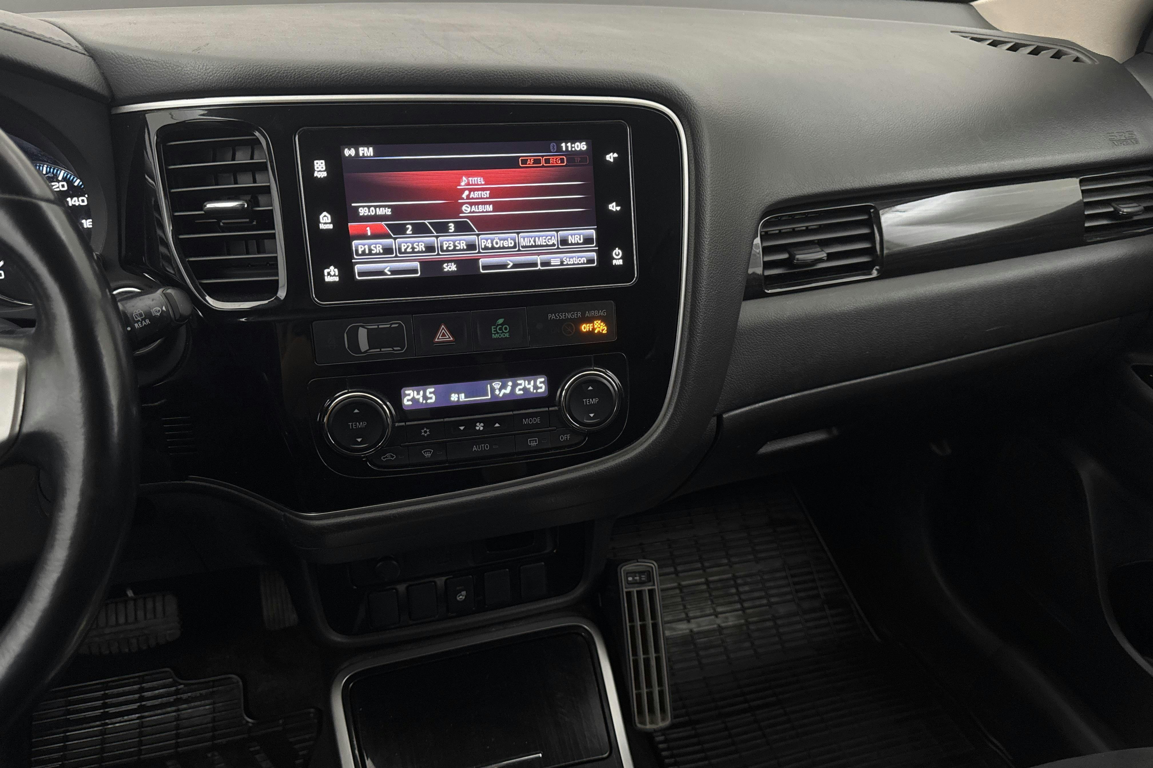 Mitsubishi Outlander 2.0 Plug-in Hybrid 4WD (121hk) - 220 890 km - Automatic - white - 2017