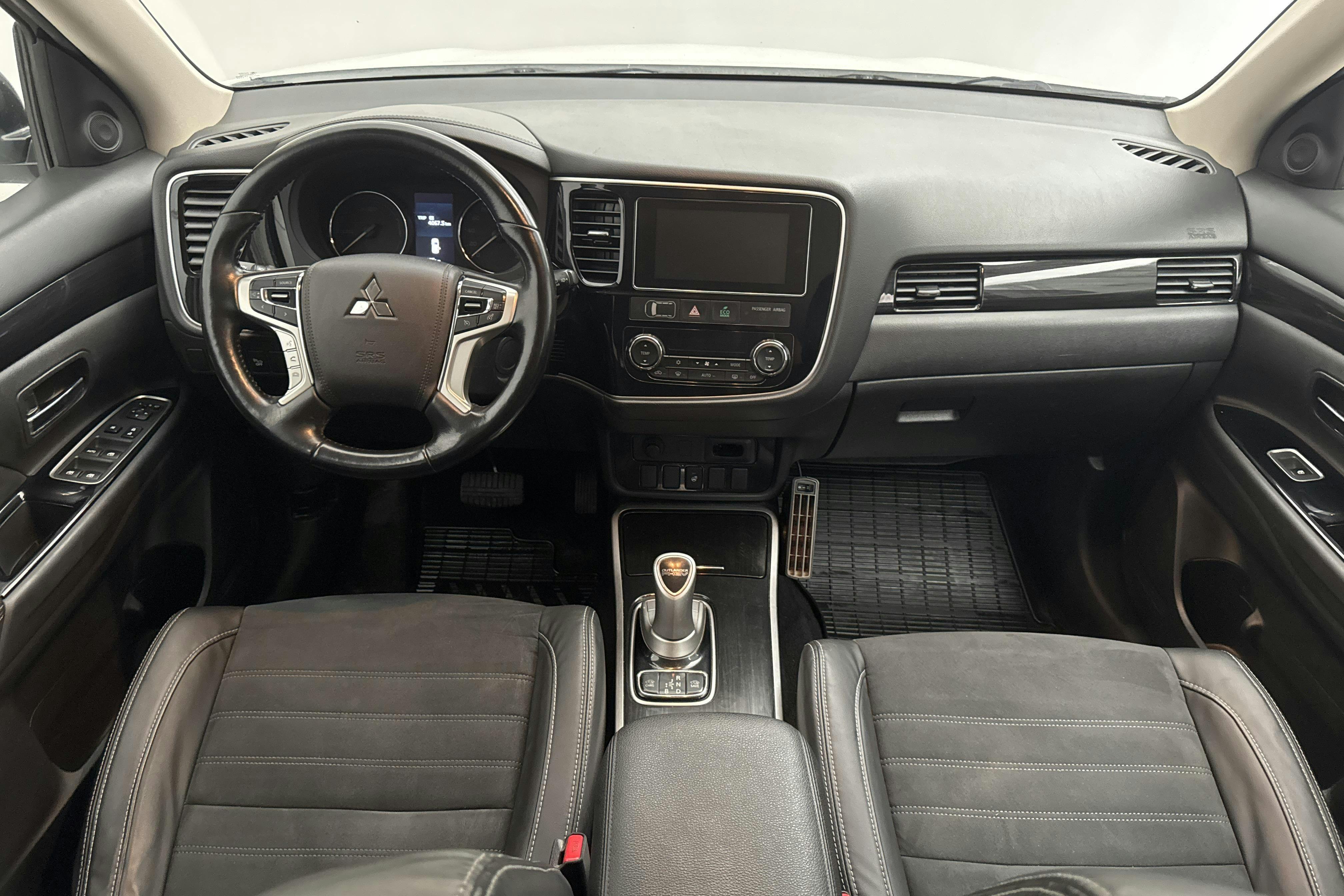 Mitsubishi Outlander 2.0 Plug-in Hybrid 4WD (121hk) - 220 890 km - Automatic - white - 2017