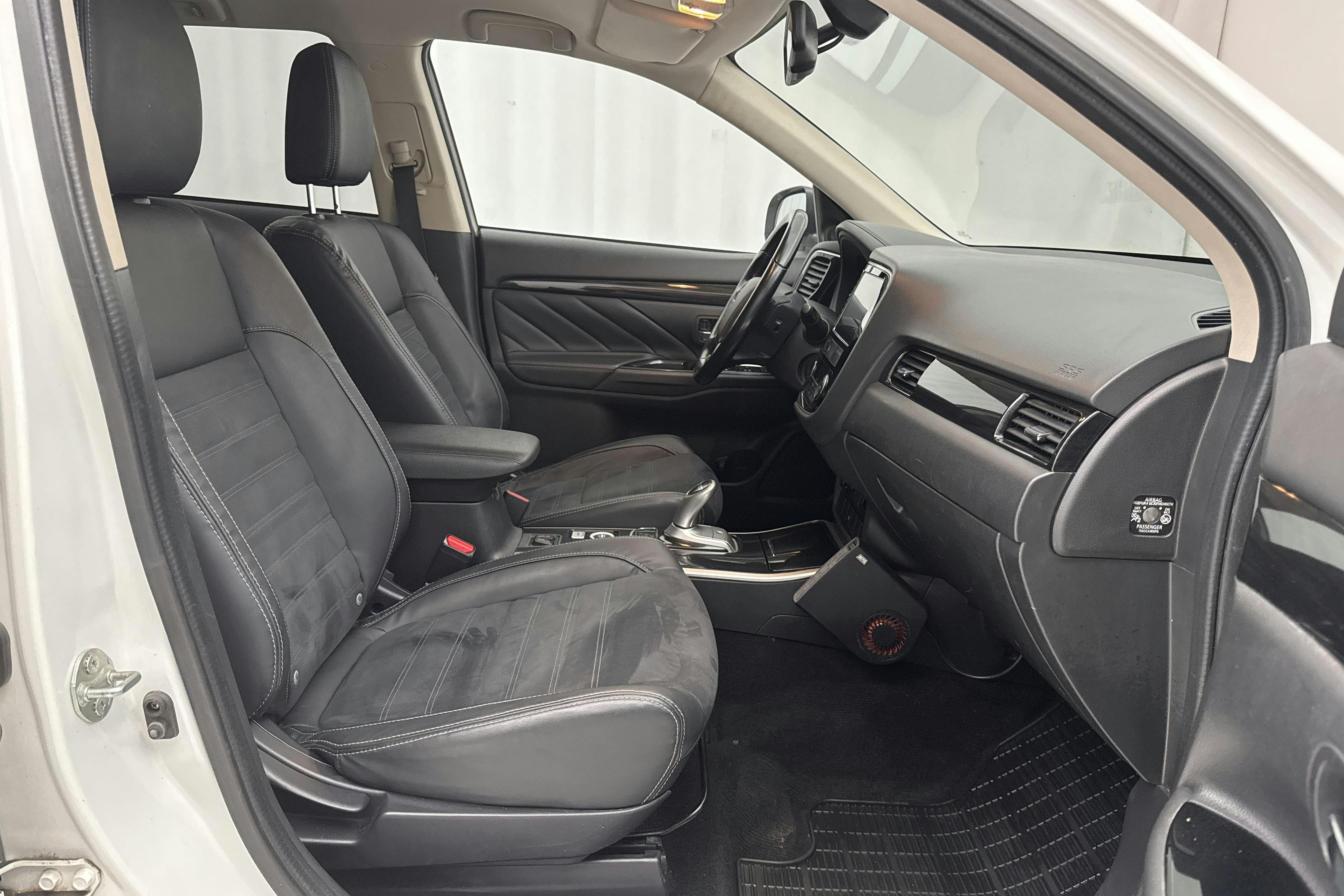 Mitsubishi Outlander 2.0 Plug-in Hybrid 4WD (121hk) - 220 890 km - Automatic - white - 2017