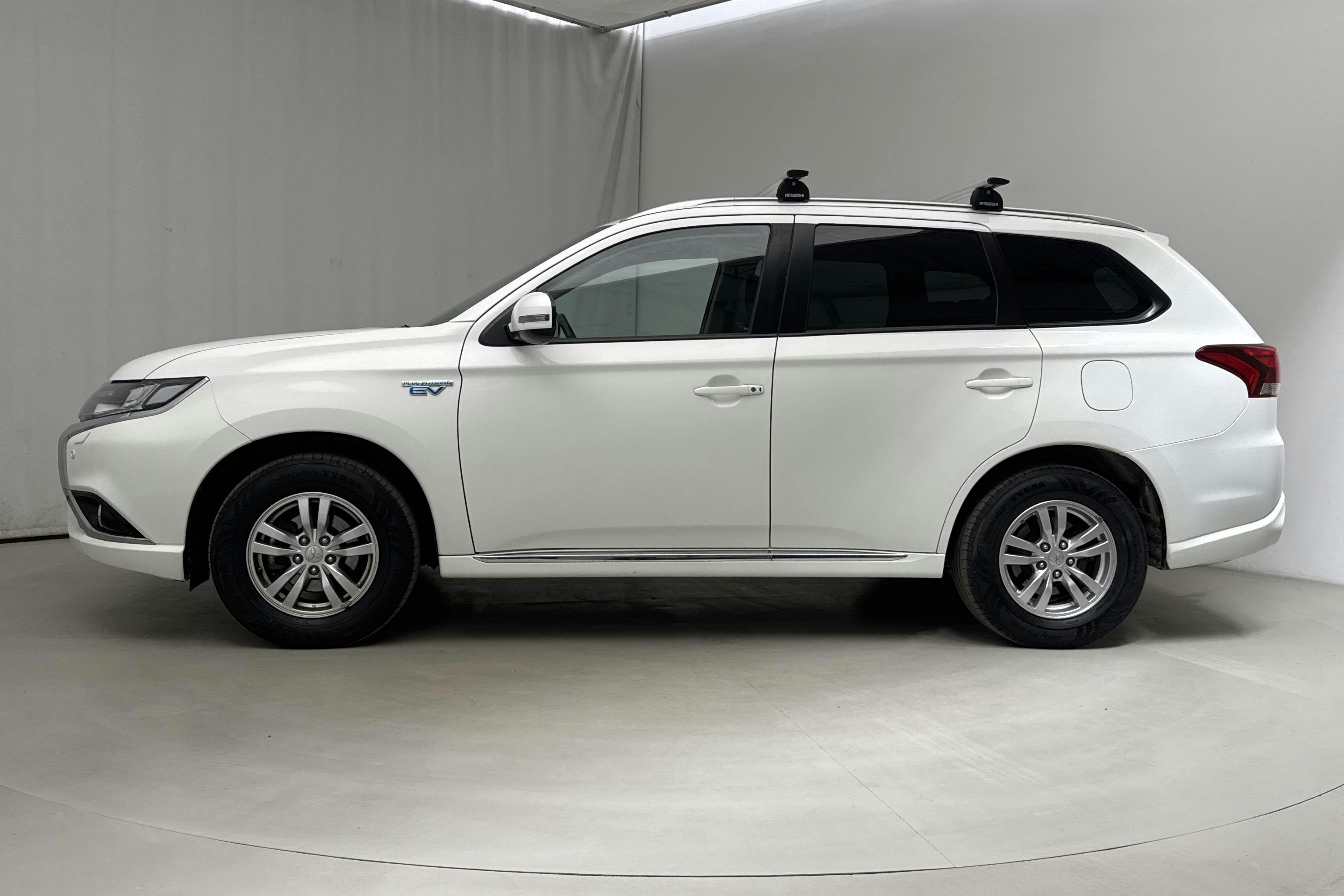 Mitsubishi Outlander 2.0 Plug-in Hybrid 4WD (121hk) - 220 890 km - Automatic - white - 2017