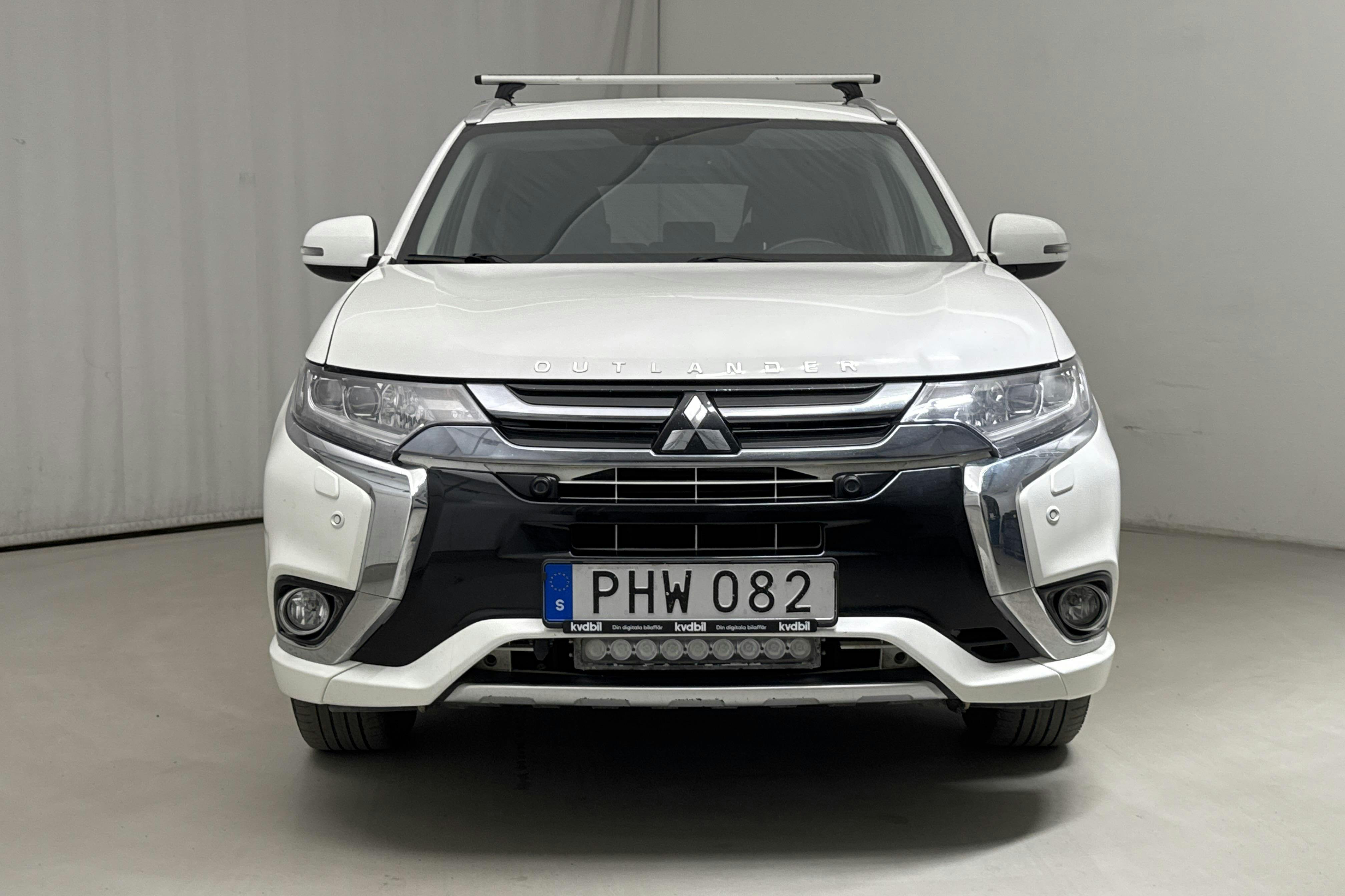 Mitsubishi Outlander 2.0 Plug-in Hybrid 4WD (121hk) - 220 890 km - Automatic - white - 2017