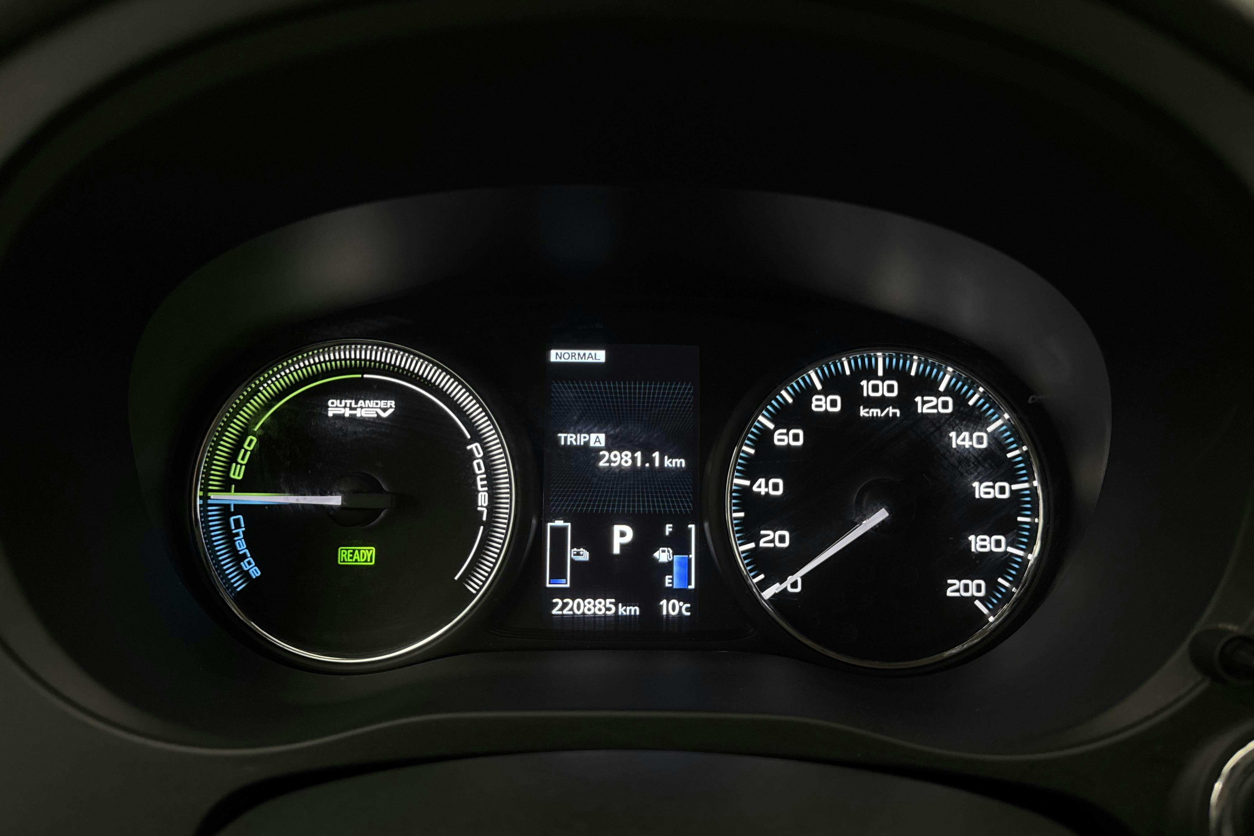 Mitsubishi Outlander 2.0 Plug-in Hybrid 4WD (121hk) - 220 890 km - Automatic - white - 2017