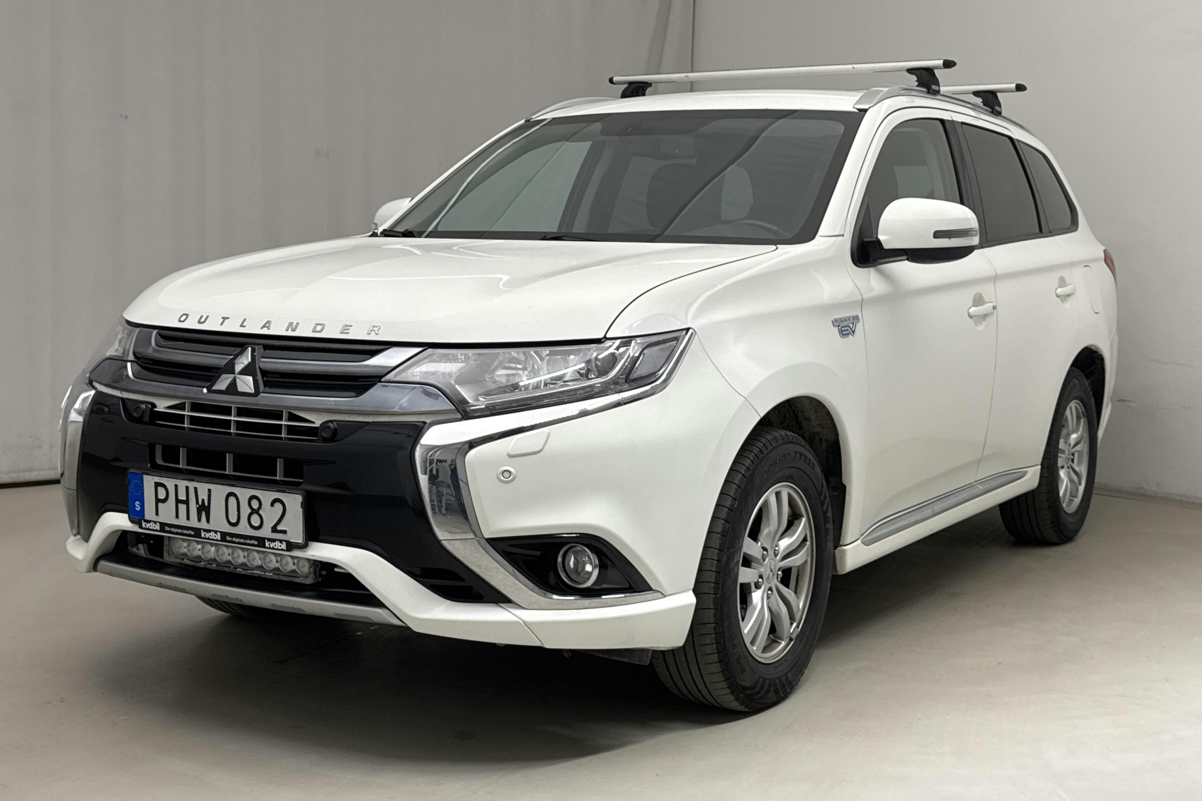 Mitsubishi Outlander 2.0 Plug-in Hybrid 4WD (121hk) - 220 890 km - Automatic - white - 2017