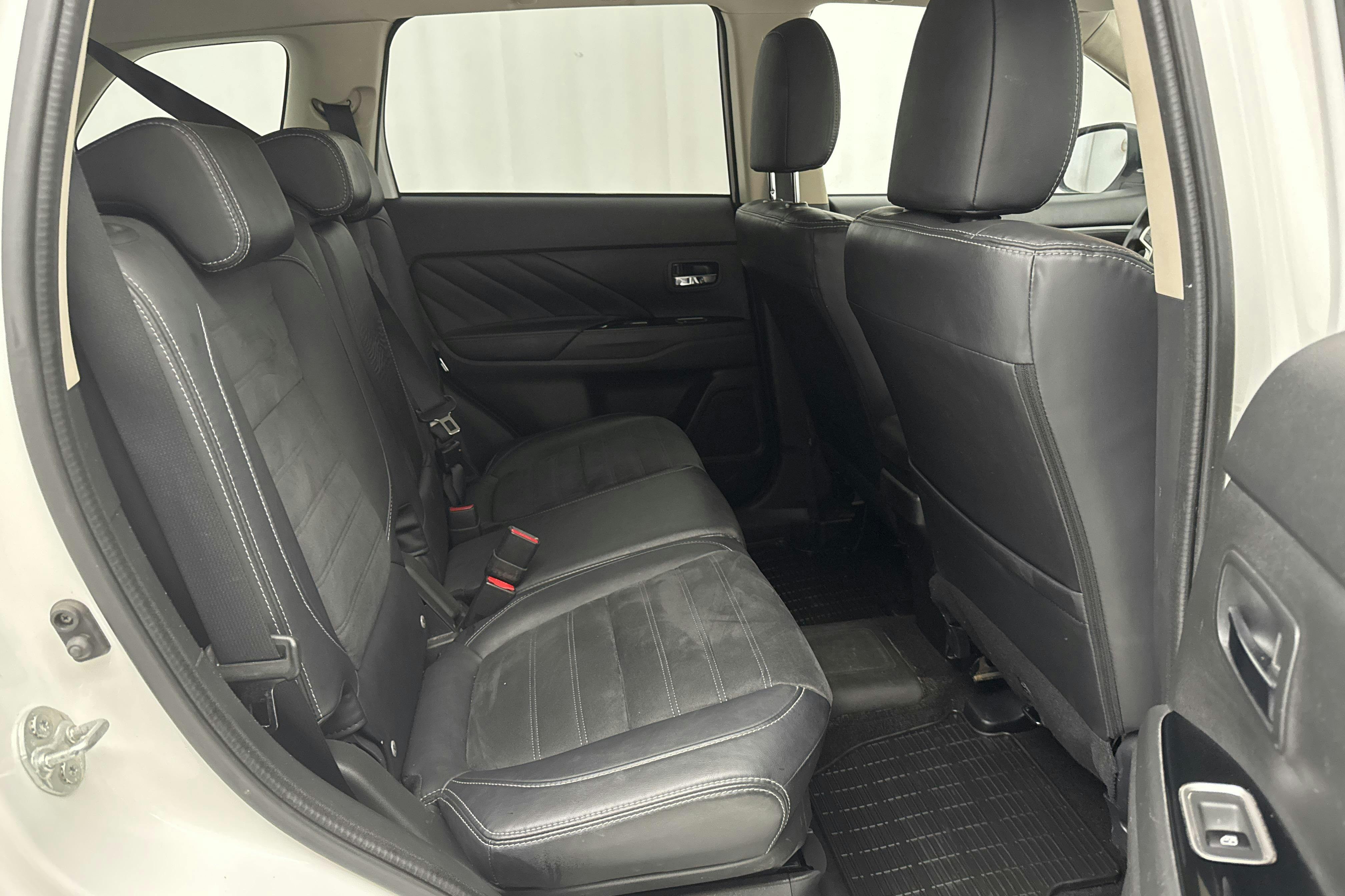 Mitsubishi Outlander 2.0 Plug-in Hybrid 4WD (121hk) - 220 890 km - Automatic - white - 2017